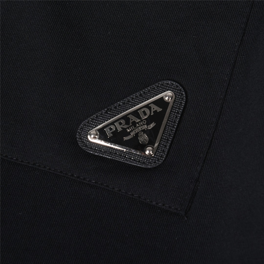 PRADA/普拉达 字母印花口袋三角标镶嵌短袖T恤黑色 白色 PRADA/普拉达 字母印花口袋三角标镶嵌短袖T恤黑色 白色