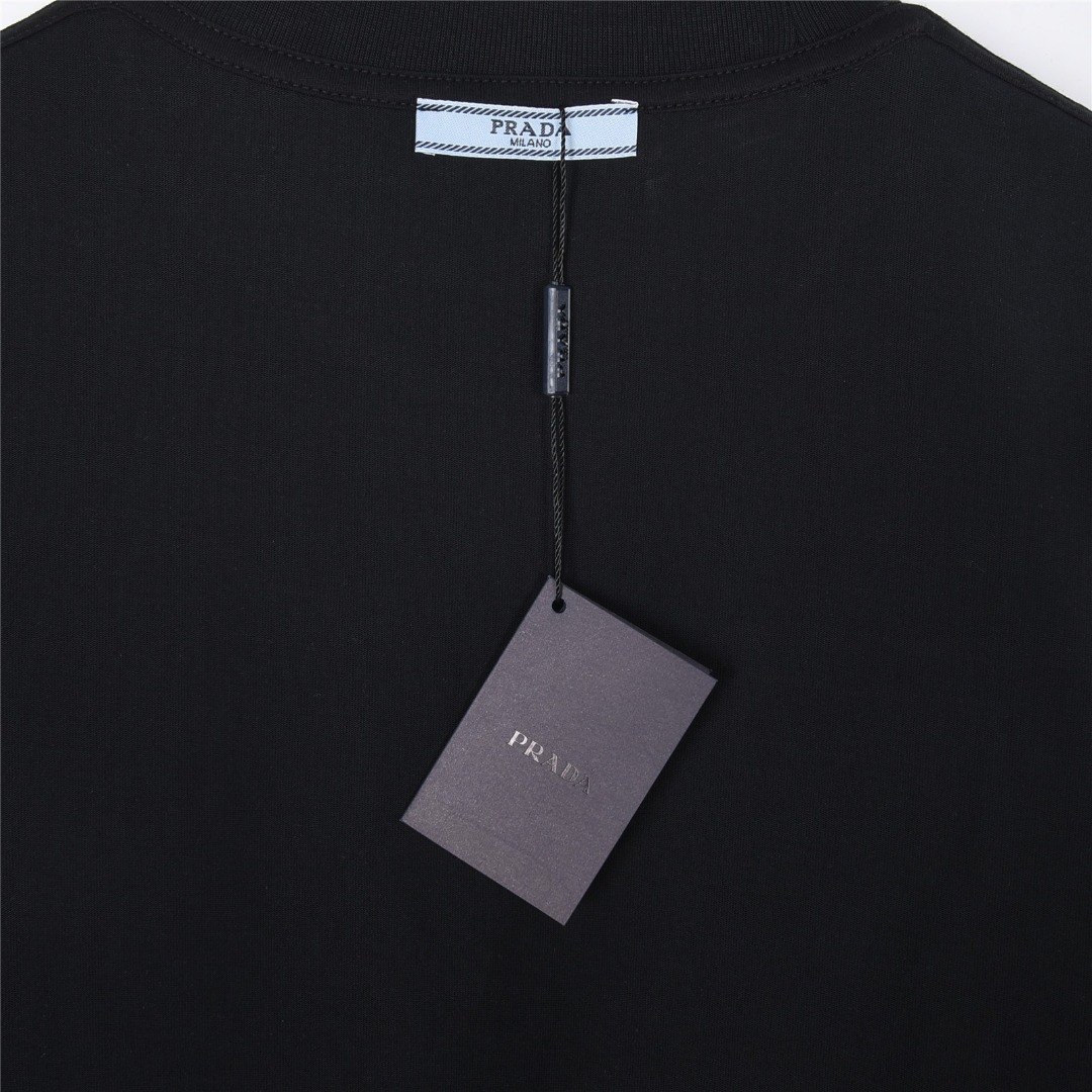 PRADA/普拉达 字母印花口袋三角标镶嵌短袖T恤黑色 白色 PRADA/普拉达 字母印花口袋三角标镶嵌短袖T恤黑色 白色