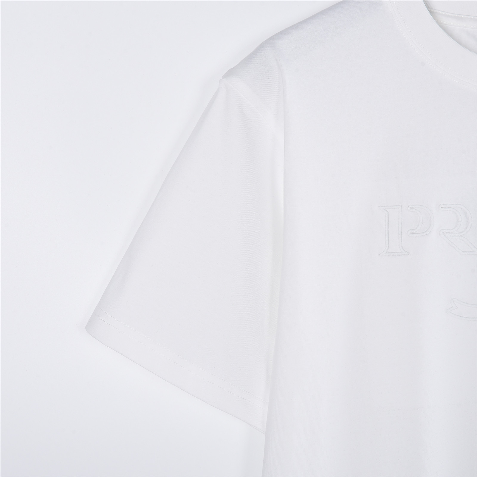 PRADA/普拉达 暗纹徽标logo刺绣短袖T恤 黑色 白色-莆田鞋,莆田鞋货源,高仿鞋,高仿鞋货源,安福档口,莆田高仿鞋,莆田鞋批发,高仿鞋批发,莆田高仿运动鞋,高仿运动鞋,莆田运动鞋 PRADA/普拉达 暗纹徽标logo刺绣短袖T恤 黑色 白色