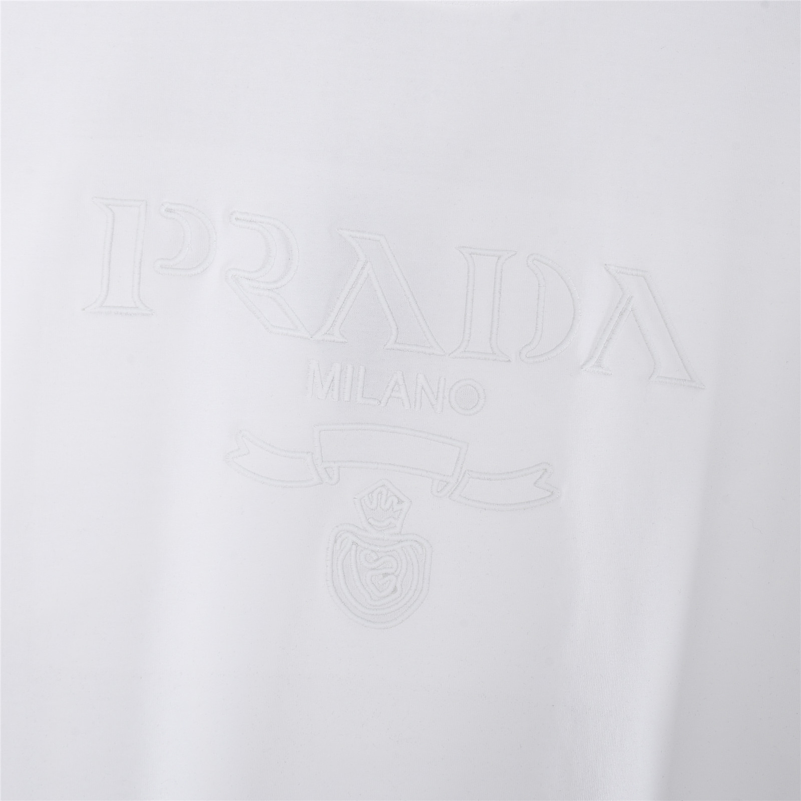 PRADA/普拉达 暗纹徽标logo刺绣短袖T恤 黑色 白色-莆田鞋,莆田鞋货源,高仿鞋,高仿鞋货源,安福档口,莆田高仿鞋,莆田鞋批发,高仿鞋批发,莆田高仿运动鞋,高仿运动鞋,莆田运动鞋 PRADA/普拉达 暗纹徽标logo刺绣短袖T恤 黑色 白色