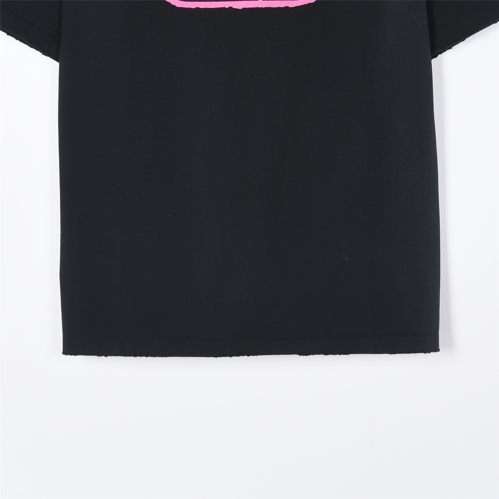 Balenciaga/巴黎世家 锁扣字母涂鸦印花破洞短袖T恤-莆田鞋,莆田鞋货源,高仿鞋,高仿鞋货源,安福档口,莆田高仿鞋,莆田鞋批发,高仿鞋批发,莆田高仿运动鞋,高仿运动鞋,莆田运动鞋 Balenciaga/巴黎世家 锁扣字母涂鸦印花破洞短袖T恤