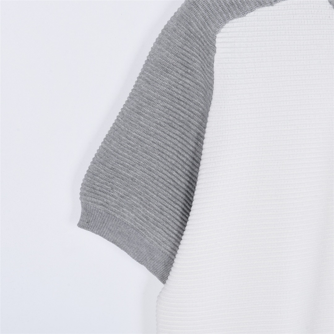 Thom Browne /汤姆布朗 水波纹华夫格针织短袖T恤-Top High Quatity Cheap Sneakers Fashion Clothing Clothes Bags handbags Shoes of all Brand wholesale With The best Quality And Beautiful Price from China Factory Chinese suppliers wholesaler seller Thom Browne /汤姆布朗 水波纹华夫格针织短袖T恤