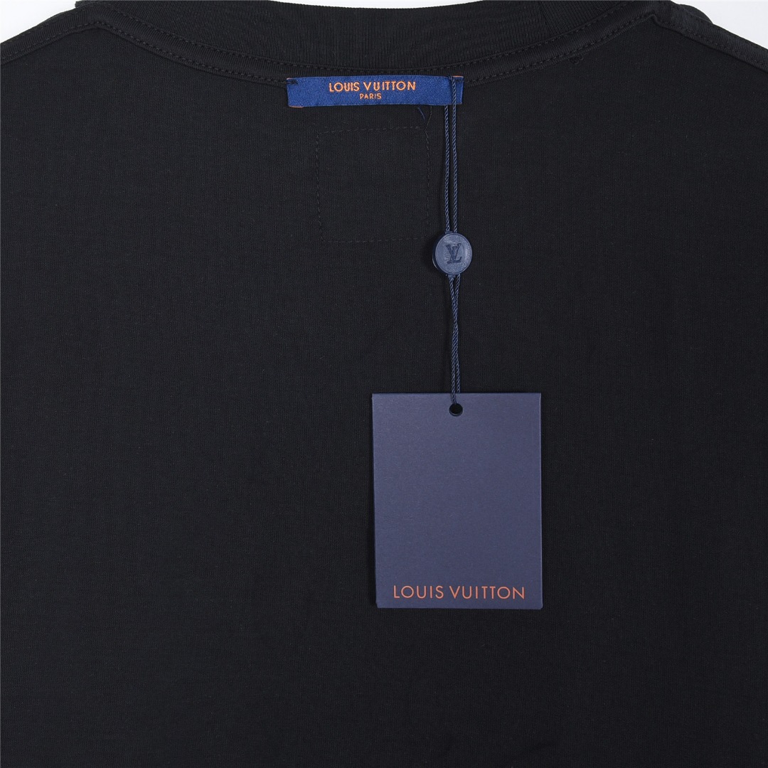 Louis Vuitton/路易威登 后背四叶草签名logo发泡印花短袖T恤 黑色 白色-Top High Quatity Cheap Sneakers Fashion Clothing Clothes Bags handbags Shoes of all Brand wholesale With The best Quality And Beautiful Price from China Factory Chinese suppliers wholesaler seller Louis Vuitton/路易威登 后背四叶草签名logo发泡印花短袖T恤 黑色 白色
