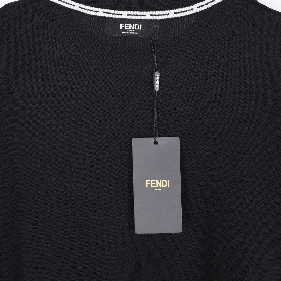 Fendi/芬迪 下摆字母签名虚线条提花针织短袖T恤-莆田鞋,莆田鞋货源,高仿鞋,高仿鞋货源,安福档口,莆田高仿鞋,莆田鞋批发,高仿鞋批发,莆田高仿运动鞋,高仿运动鞋,莆田运动鞋 Fendi/芬迪 下摆字母签名虚线条提花针织短袖T恤