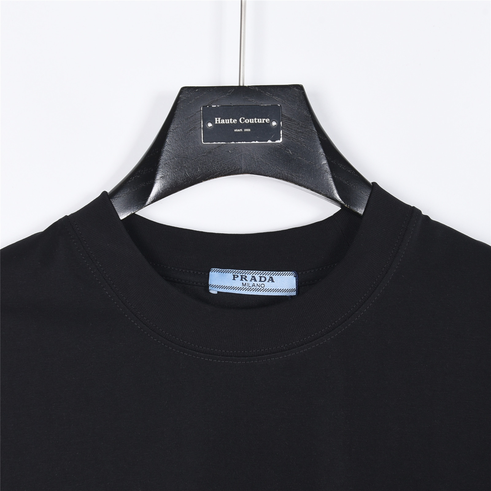 PRADA/普拉达 金属三角标及后背压花logo短袖T恤-Chinese UA Cheap High Quatity Brand Clothes Bags handbags Sneakers wholesale wholesaler seller from China Factory suppliers Fashion Clothing Shoes best Quality Beautiful Price PRADA/普拉达 金属三角标及后背压花logo短袖T恤