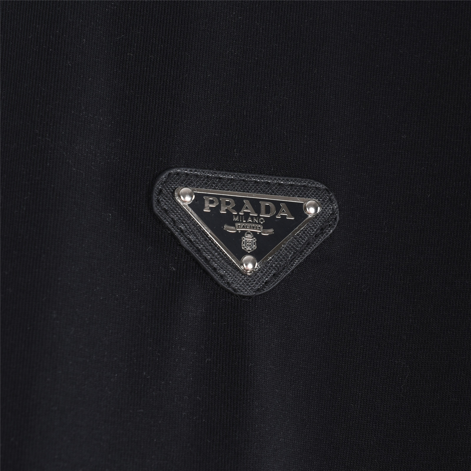 PRADA/普拉达 金属三角标及后背压花logo短袖T恤-Chinese UA Cheap High Quatity Brand Clothes Bags handbags Sneakers wholesale wholesaler seller from China Factory suppliers Fashion Clothing Shoes best Quality Beautiful Price PRADA/普拉达 金属三角标及后背压花logo短袖T恤