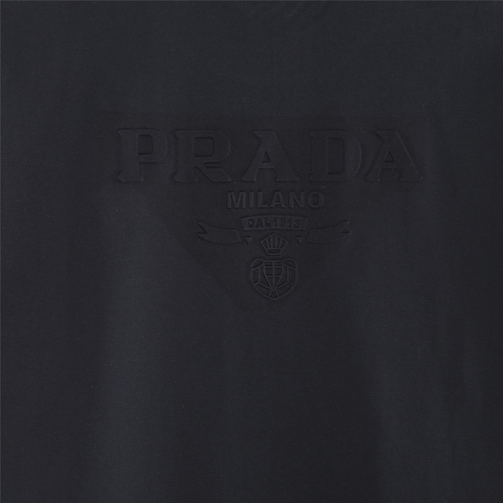 PRADA/普拉达 金属三角标及后背压花logo短袖T恤-Chinese UA Cheap High Quatity Brand Clothes Bags handbags Sneakers wholesale wholesaler seller from China Factory suppliers Fashion Clothing Shoes best Quality Beautiful Price PRADA/普拉达 金属三角标及后背压花logo短袖T恤