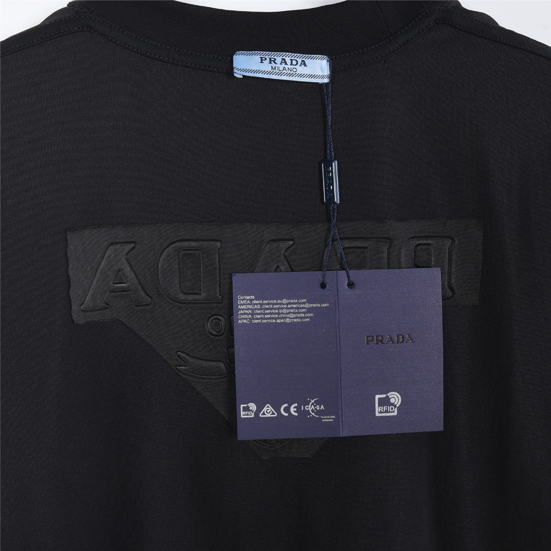 PRADA/普拉达 金属三角标及后背压花logo短袖T恤-Chinese UA Cheap High Quatity Brand Clothes Bags handbags Sneakers wholesale wholesaler seller from China Factory suppliers Fashion Clothing Shoes best Quality Beautiful Price PRADA/普拉达 金属三角标及后背压花logo短袖T恤