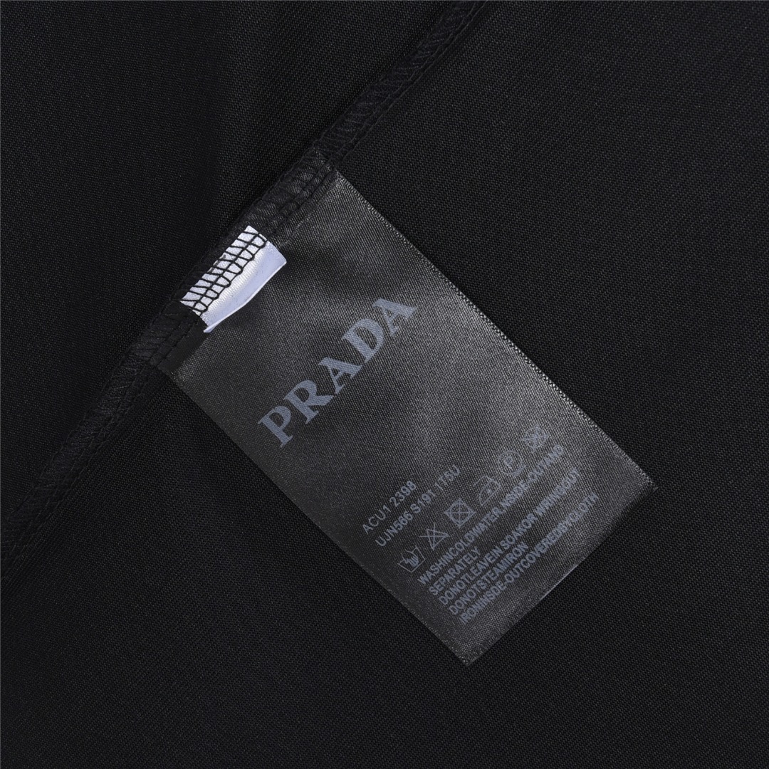 PRADA/普拉达 金属三角标及后背压花logo短袖T恤-Chinese UA Cheap High Quatity Brand Clothes Bags handbags Sneakers wholesale wholesaler seller from China Factory suppliers Fashion Clothing Shoes best Quality Beautiful Price PRADA/普拉达 金属三角标及后背压花logo短袖T恤