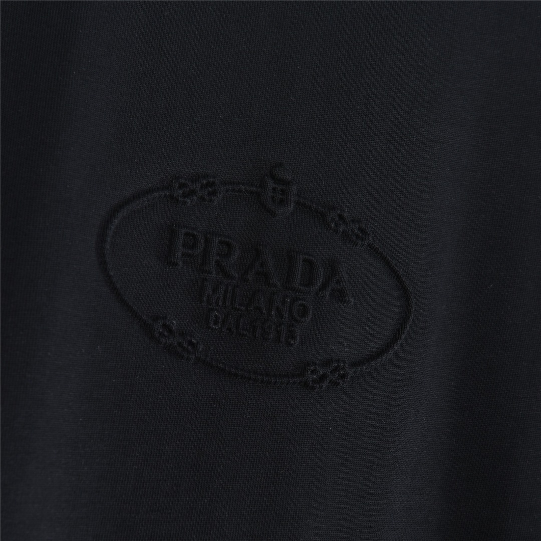 Prada/普拉达 胸前浮雕压花徽标暗纹短袖T恤 黑色 白色-莆田鞋,莆田鞋货源,高仿鞋,高仿鞋货源,安福档口,莆田高仿鞋,莆田鞋批发,高仿鞋批发,莆田高仿运动鞋,高仿运动鞋,莆田运动鞋 Prada/普拉达 胸前浮雕压花徽标暗纹短袖T恤 黑色 白色
