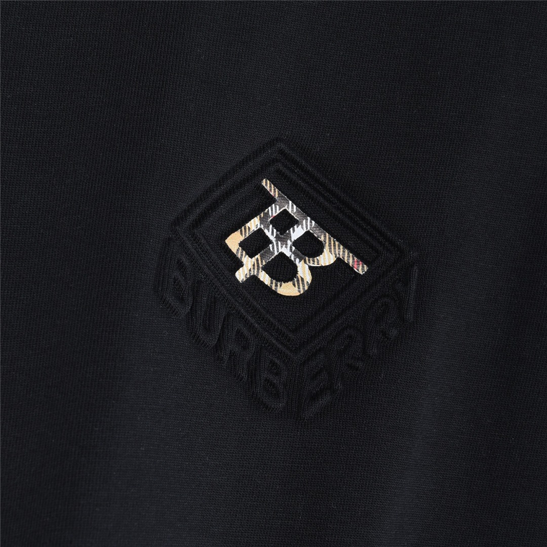 Burberry/巴宝莉 TB格纹方块字母浮雕压花短袖T恤 黑色 白色-Chinese UA Cheap High Quatity Brand Clothes Bags handbags Sneakers wholesale wholesaler seller from China Factory suppliers Fashion Clothing Shoes best Quality Beautiful Price Burberry/巴宝莉 TB格纹方块字母浮雕压花短袖T恤 黑色 白色