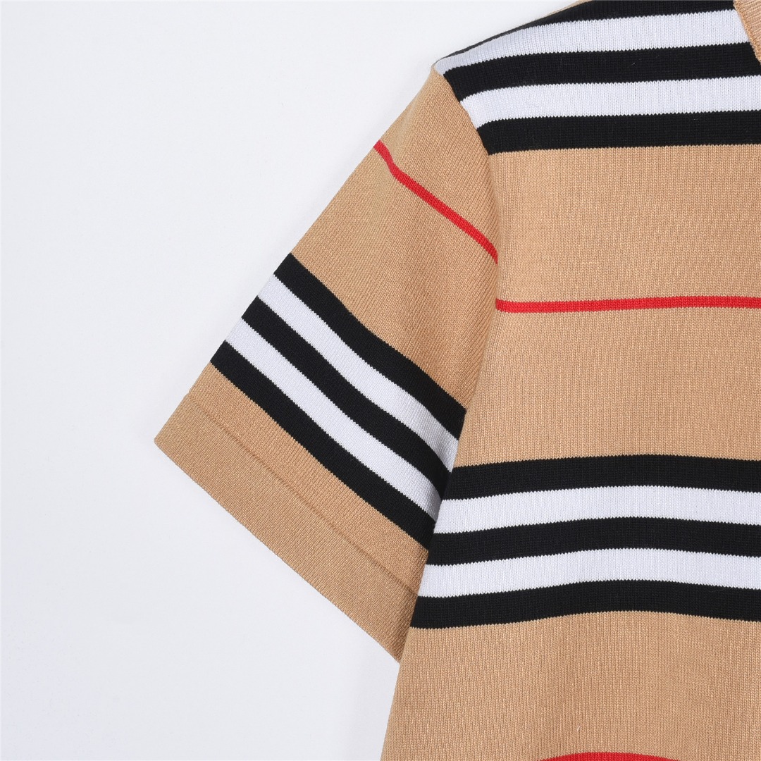 Burberry/巴宝莉 经典TB刺绣条纹针织短袖T恤 卡其 Burberry/巴宝莉 经典TB刺绣条纹针织短袖T恤 卡其
