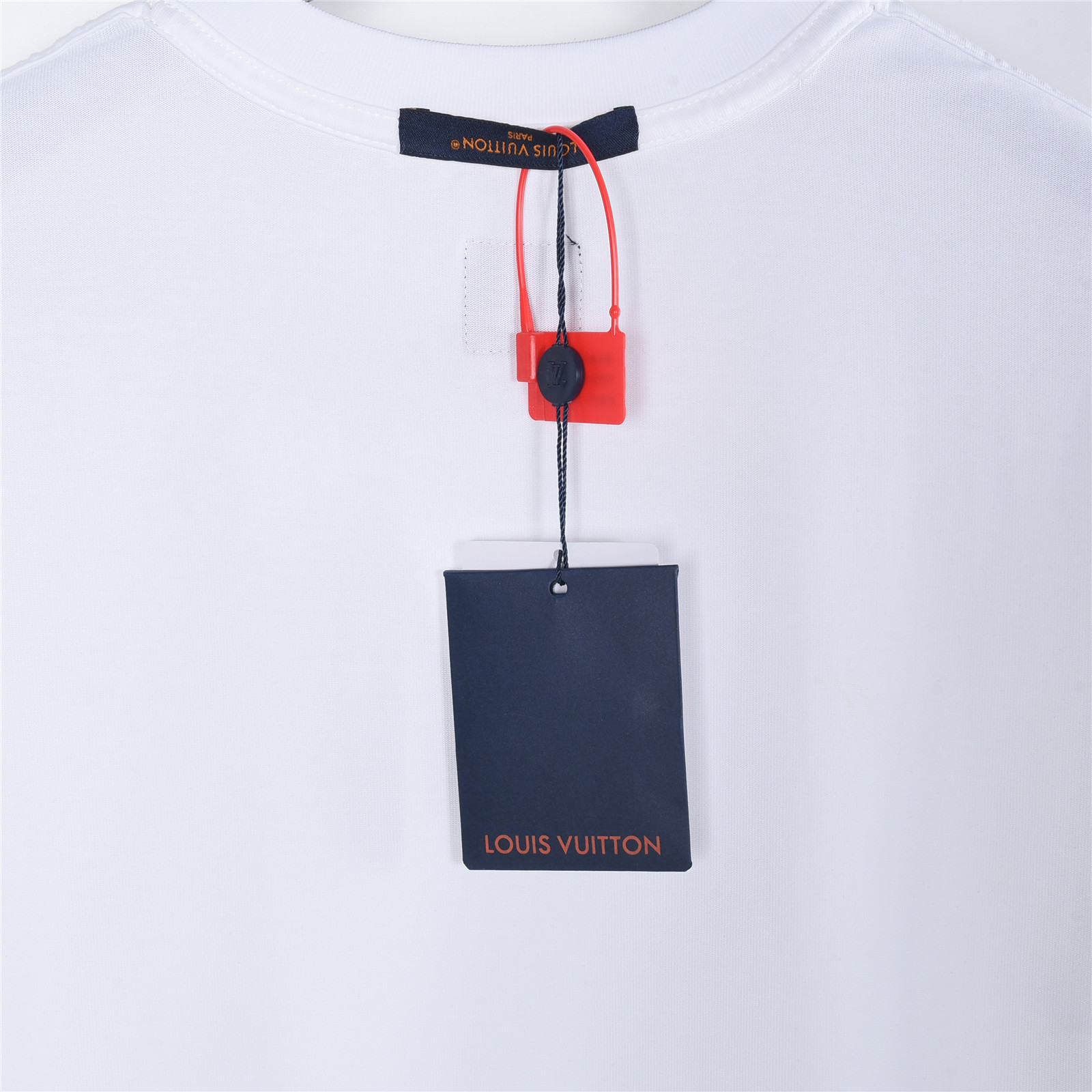 Louis Vuitton路易威登 暗纹立体签名刺绣短袖T恤-Top High Quatity Cheap Sneakers Fashion Clothing Clothes Bags handbags Shoes of all Brand wholesale With The best Quality And Beautiful Price from China Factory Chinese suppliers wholesaler seller Louis Vuitton路易威登 暗纹立体签名刺绣短袖T恤
