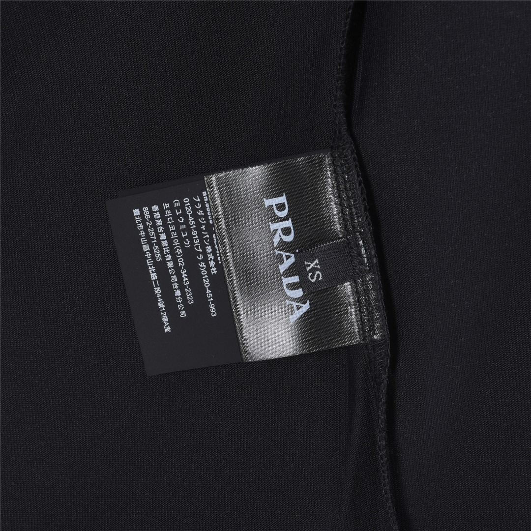 Prada/普拉达 明线金属三角标短袖T恤 作为专柜最新款圆领短袖 黑色 白色-莆田鞋,莆田鞋货源,高仿鞋,高仿鞋货源,安福档口,莆田高仿鞋,莆田鞋批发,高仿鞋批发,莆田高仿运动鞋,高仿运动鞋,莆田运动鞋 Prada/普拉达 明线金属三角标短袖T恤 作为专柜最新款圆领短袖 黑色 白色