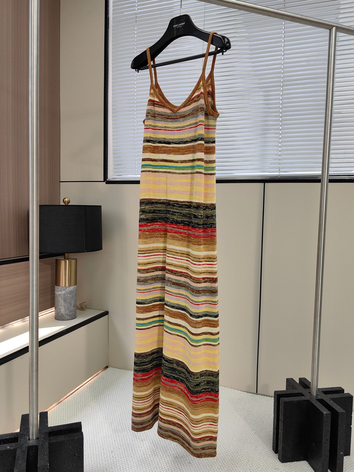 码数s-m-l今天给大家分享一款超适合度假的彩色条纹吊带连衣裙让你秒变时尚icon!这款连衣裙的设计超活