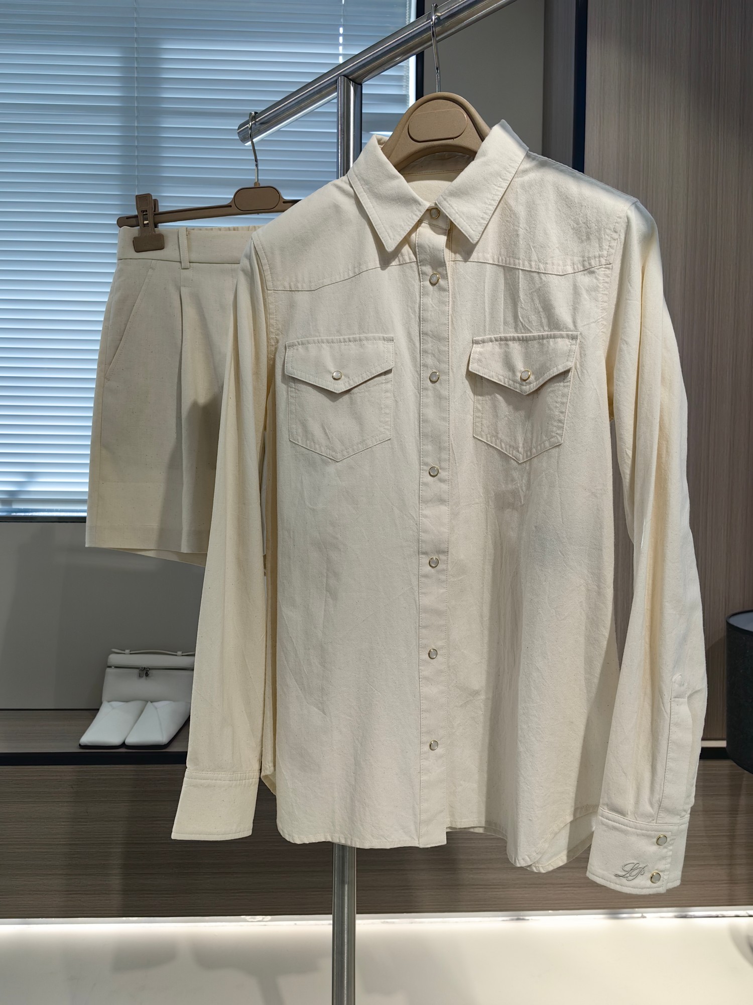 NO:331379,Lp**ss linen shirt Size s-m-l-xl Women's wash cotton denim shirt ----------------------------------------------------------------------------------------------------------------------------------------------------------------------------------------------------------------------------------------------------------------------------------------------------------------------------------------------------------------------------------------------------------------------------------------------------------------------------------------------------19860909Lp**ss亚麻衬衫 码数s-m-l-xl 女士水洗棉牛仔衬衫 ----融合了品牌的不凡精裁设计 和细腻的意大利工艺 成分棉 这款灵感源自牛仔的衬衫采用柔软的棉质水洗青年布制成,以柔软纯棉纱线纺成的牛仔布诞生于品牌自有工厂——历史悠久的米兰总部.,,loro piana,shirts,alexander wang,Women's clothing