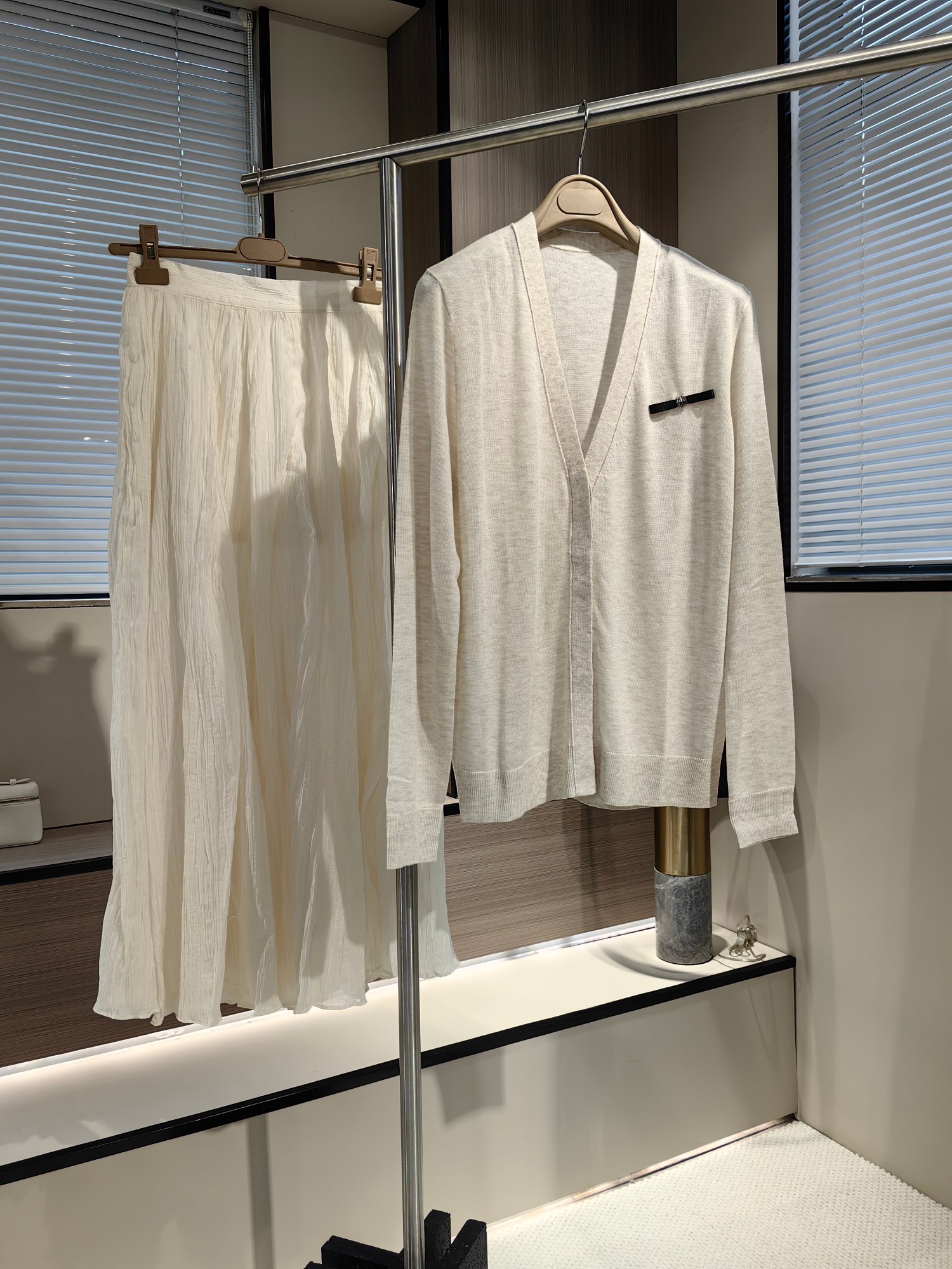 NO:328389,S-m-l Autumn and winter style bow brooch cardigan Skin-friendly soft wool cardigan Girls bow series outfits This season's bow series is too beautiful. Beige slim knitted looks very good. It's easy to match, brooch, breastpin, alexander wang19860909码数s-m-l 秋冬款蝴蝶结胸针开衫 亲肤柔软羊毛开衫 女生蝴蝶结系列穿搭 这季的蝴蝶结系列也太美了吧 米色修身针织超好看 也好搭呀,,brooch，breastpin,alexander wang,Women's clothing