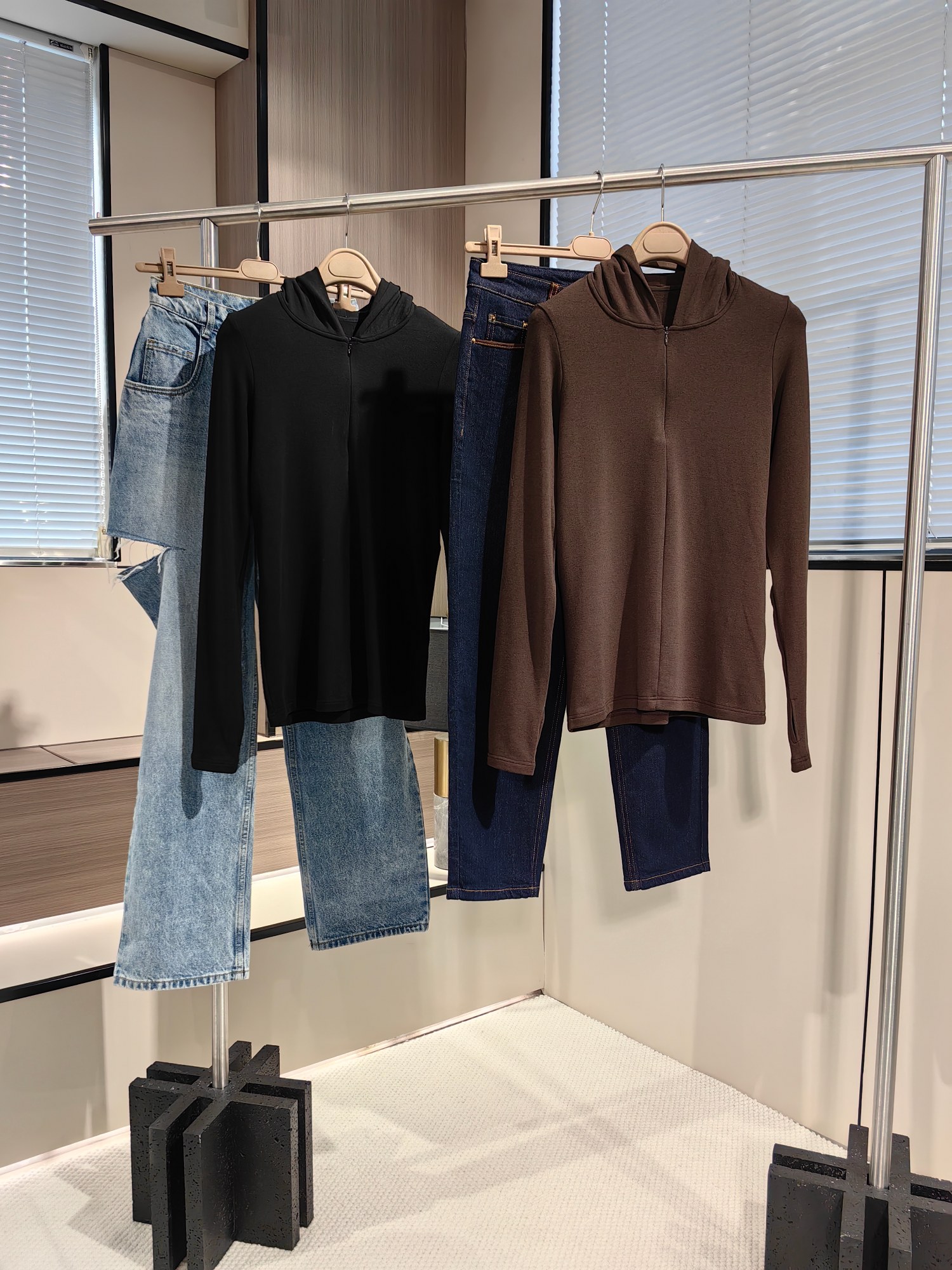 NO:331200,S-m-l Hooded half-zipper shirt, color brown, black, invisible zipper hooded design in the same color, both practical and aesthetic, casual, fashionable, comfortable, age-reducing collar, micro-stacked, natural and stylish, modified neck and face lines, hooded design not only has windproof neck protection, but also saves all difficult-to-hardened jackets when stacked, jackets & coats, hats, alexander wang19860909码数s-m-l 连帽半拉链衫 颜色咖啡色,黑色 门襟同色系隐形拉链连帽设计 兼具实用性与美观性 休闲时髦舒适又减龄领部微堆自然随型 修饰脖颈和脸部线条连帽设计不仅具有防风护脖 还能在叠搭时解救所有难驾驭外套,,jackets & coats,hats,alexander wang,Women's clothing