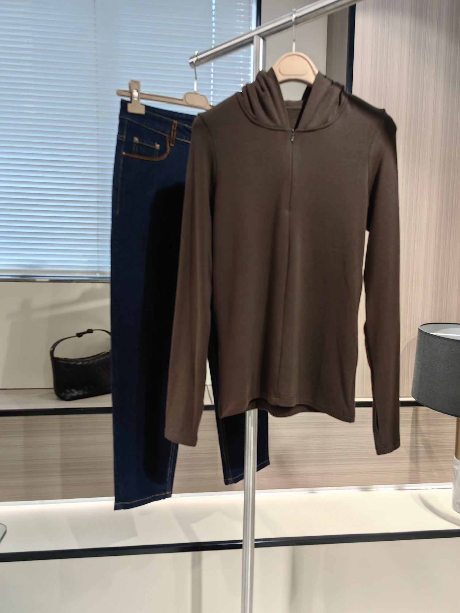 NO:331206,S-m-l Hooded half-zipper shirt, color brown, black, invisible zipper hooded design in the same color, both practical and aesthetic, casual, fashionable, comfortable, age-reducing collar, micro-stacked, natural and stylish, modified neck and face lines, hooded design not only has windproof neck protection, but also saves all difficult-to-hardened jackets when stacked, jackets & coats, hats, alexander wang19860909码数s-m-l 连帽半拉链衫 颜色咖啡色,黑色 门襟同色系隐形拉链连帽设计 兼具实用性与美观性 休闲时髦舒适又减龄领部微堆自然随型 修饰脖颈和脸部线条连帽设计不仅具有防风护脖 还能在叠搭时解救所有难驾驭外套,,jackets & coats,hats,alexander wang,Women's clothing