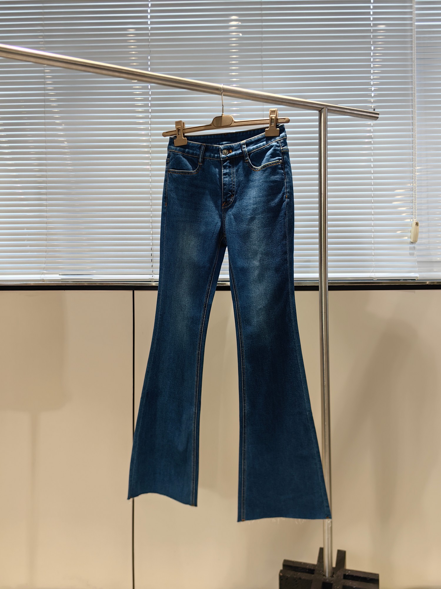 NO:334386,Retro jeans, size 26.27.28.29, I liked wearing these jeans since last year. They are very long-legged and very good to match. I chose natural cotton fabric, which feels comfortable and not easy to bulge, soft and crisp, strong muscles and high elasticity, jeans, alexander wang19860909复古微喇牛仔裤 码数26.27.28.29 从去年开始就喜欢上穿这种微喇裤 视觉上很拉长腿型 很好搭配 选择的是天然棉质面料 手感舒式不易鼓包, 柔软也挺括 筋骨强 高弹力,,jeans,alexander wang,Women's clothing