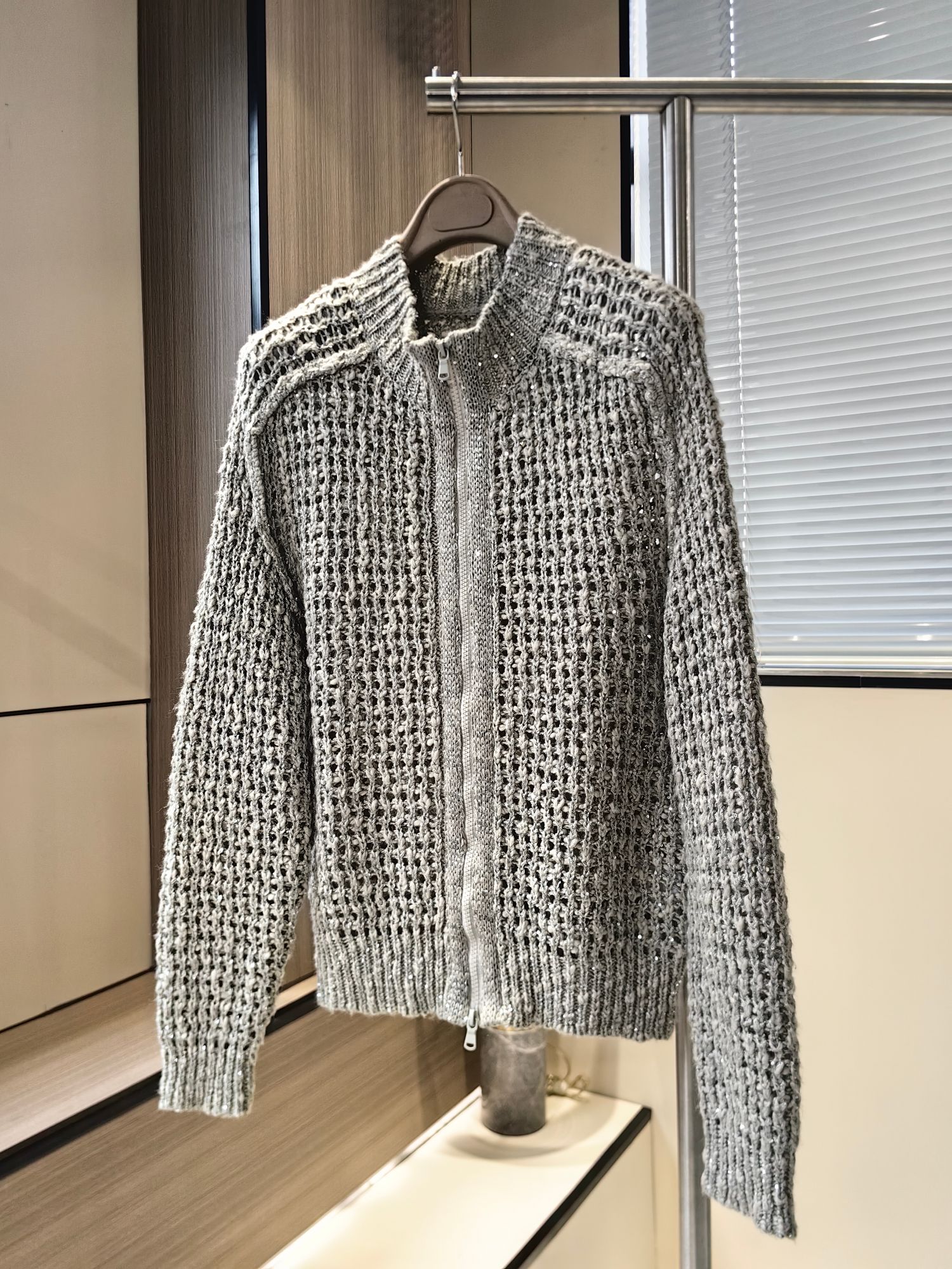 NO:327880,S-m-l Shining mesh knitted cardigan The new interpretation of mesh knitted gives this shining cardigan a unique style, hollow and dense texture, making the clothes instantly light and breathable. The sequins mixed in fluffy natural yarns, the looming light creates an ethereal visual effect.,,alexander wang19860909码数s-m-l 闪耀网眼针织开衫 网孔编织的新诠释赋予这款闪耀开衫与众不同的风格镂空与密实纹理相间,使衣服瞬间变得轻盈透气,夹杂在蓬松天然纱线中的亮片,若隐若现的光芒营造出空灵的视觉效果.,,alexander wang,Women's clothing