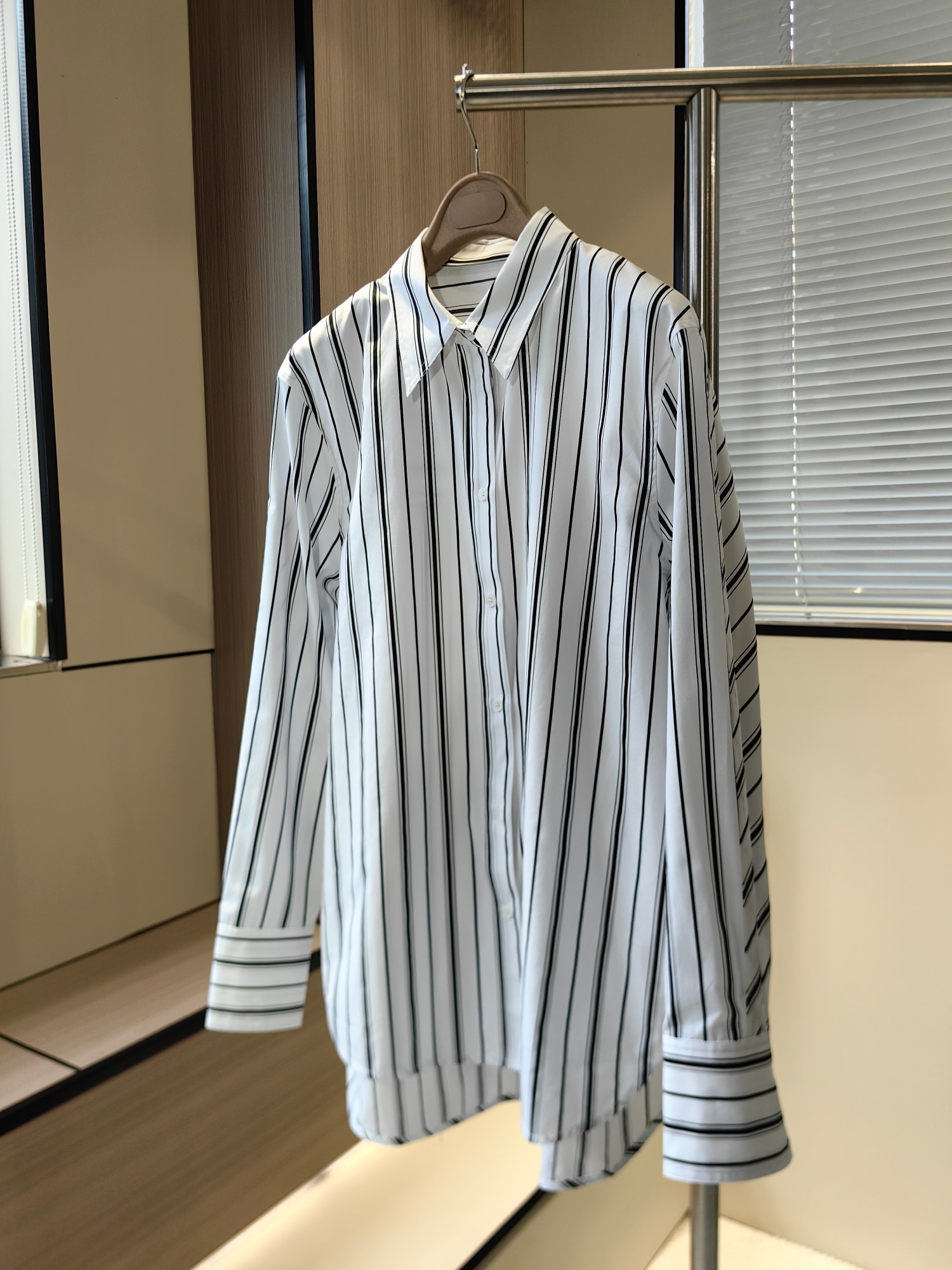 NO:334377,TOT new black and white striped cotton poplin crisp shoulder-down sleeve shirt size s-m-l extra large long cocoon style, paired with gorgeous step-shaped skirt, suitable for trousers on weekdays, and can be matched with jeans on Sundays, skirts, jeans, shirts, alexander wang19860909TOT新品黑白条纹棉府绸挺括落肩连袖衬衫 码数s-m-l 超大长款茧型版型,配以华丽的阶梯式裙摆,工作日适合搭配长裤,周日可搭配牛仔裤,,skirts,jeans,shirts,alexander wang,Women's clothing