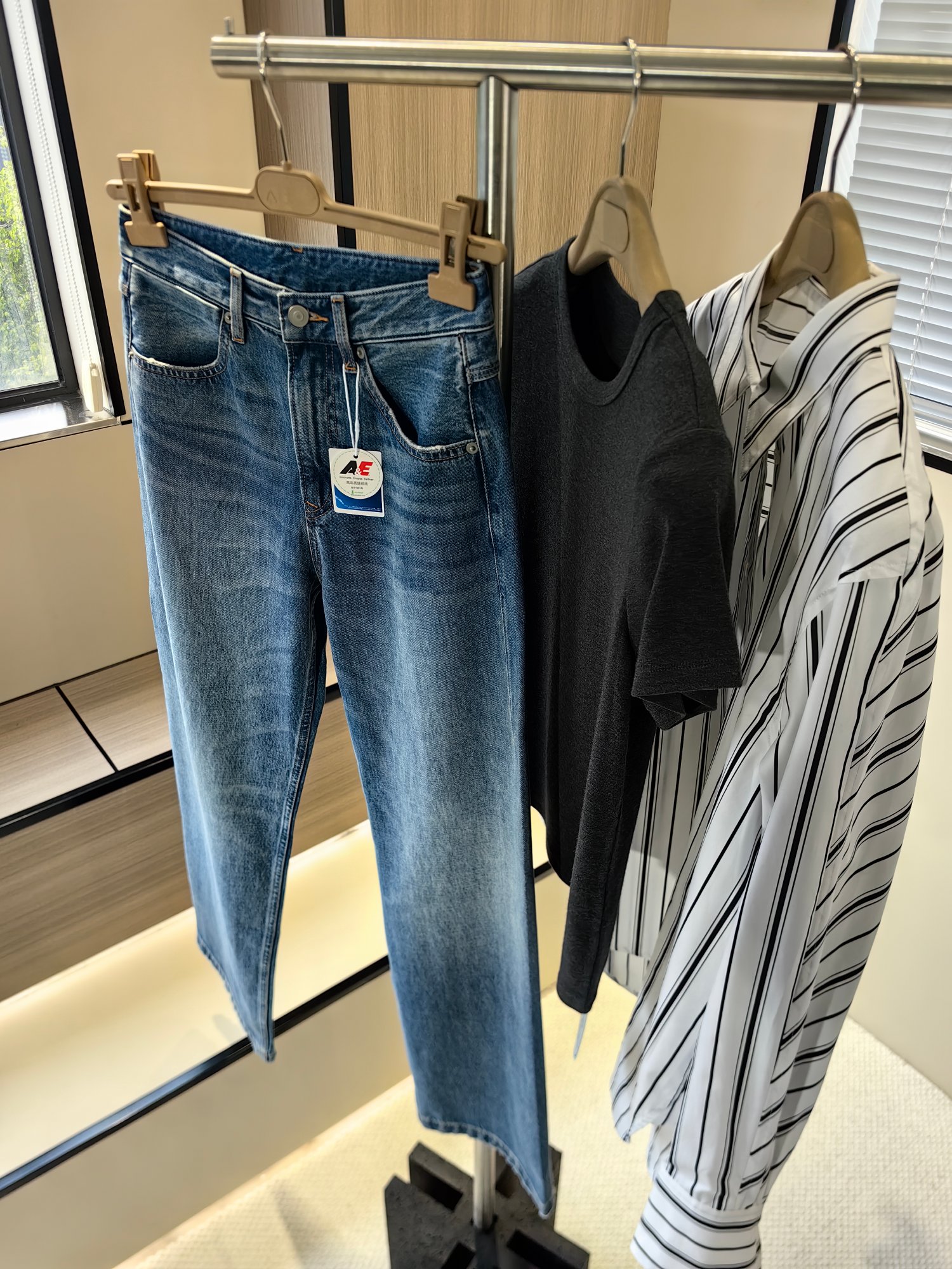 NO:328392,Size xs-s-m-l-xl 2025 spring magila one-piece straight wide-leg pants adopts magila classic one-piece pants tailoring. This tailoring regardless of the fabric cost, presents a more atmospheric and casual tone, subverts the splicing of conventional denim trousers' legs.,,masion magiela,alexander wang19860909码数xs-s-m-l-xl 2025春季马吉拉一片式直筒阔腿裤 采用马吉拉经典的一片式裤筒剪裁,这种剪裁不计面料成本,呈现出更大气随性的调性,颠覆常规牛仔的裤腿拼接.,,masion margiela,alexander wang,Women's clothing