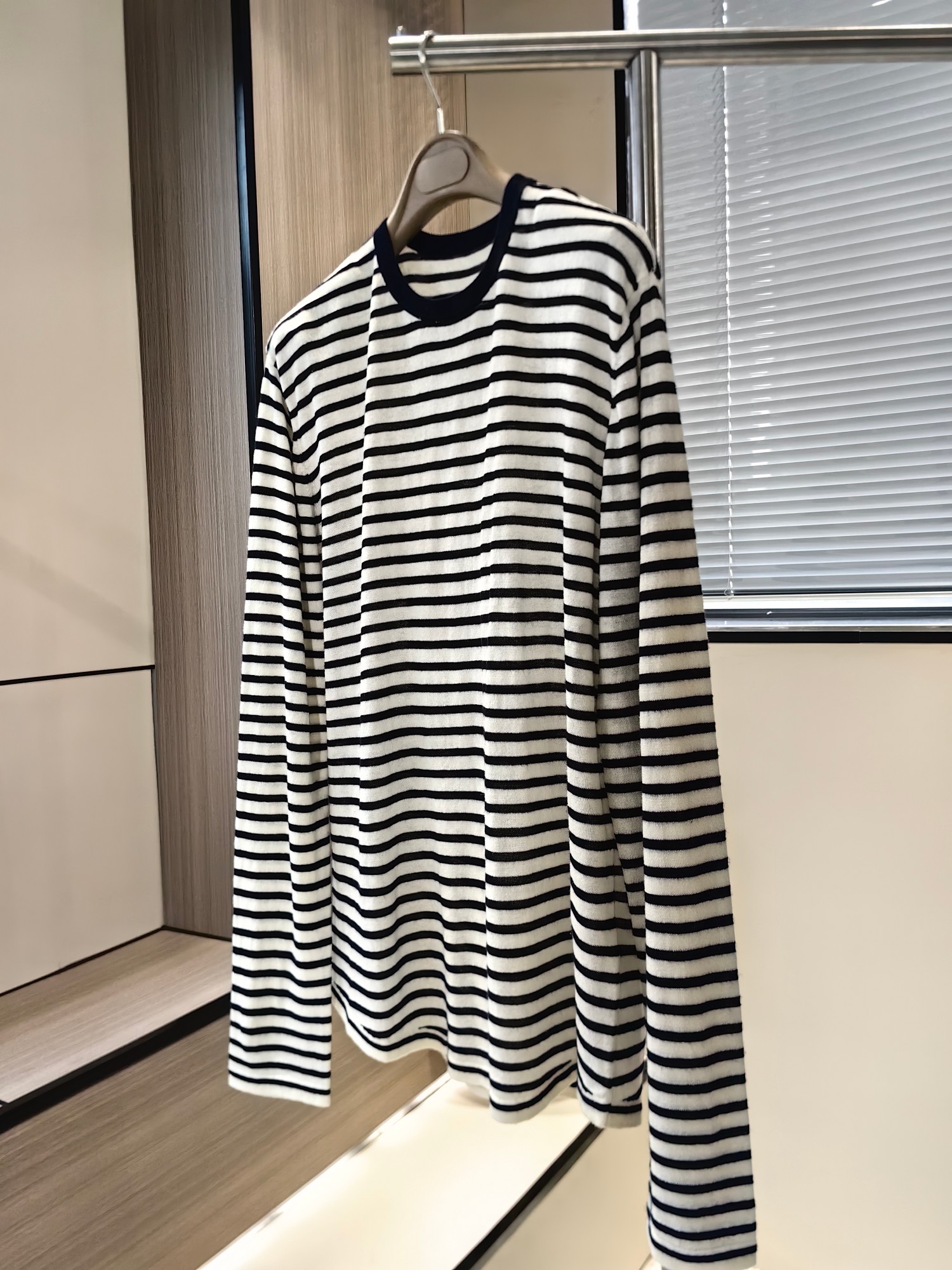 NO:328395,The new model of S-m-l 25SS is the same as the star. It uses linen-blend fabric to ensure good structure!  The ultimate feeling of laziness is black and white strips, and the color combination is a versatile item that can match everything!  ,alexander wang19860909码数s-m-l 25SS新款明星同款 采用亚麻混纺面料保证了良好的结构性！极致体现慵懒的感觉黑白条配色又是百搭的单品可搭万物！,,alexander wang,Women's clothing