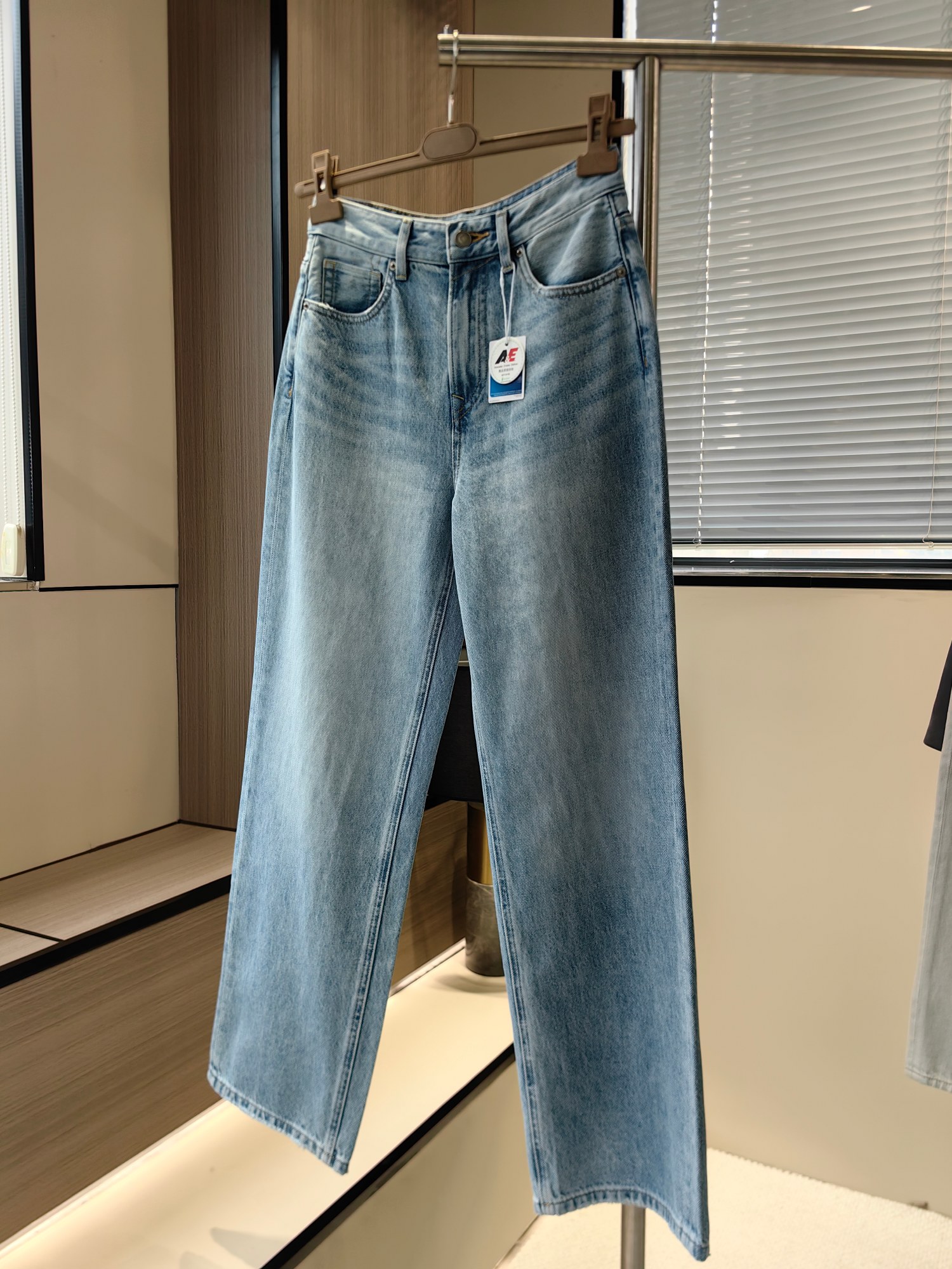 NO:331394,The same straight-leg pants with code xs-s-m-l-xl YSL color blue YSL spring new product has the same style and washing water, adopts the internationally advanced washing technology, with three-dimensional sand position on the side, and a round-up washing design, making the whole pants even and distinct layers. The waist on the hand, the pants are very flat and smooth, with exquisite details.,,saint laurent,alexander wang19860909码数xs-s-m-l-xl YSL同款直筒裤 颜色蓝色  YSL春季新品同款版型与洗水,采用国际领先进的的洗水工艺,越侧立体砂位,环抱式水洗设计,使得整条裤子色泽均匀,层次分明. 手上腰头,裤型非常板正平顺,细节做工考究.,,saint laurent,alexander wang,Women's clothing