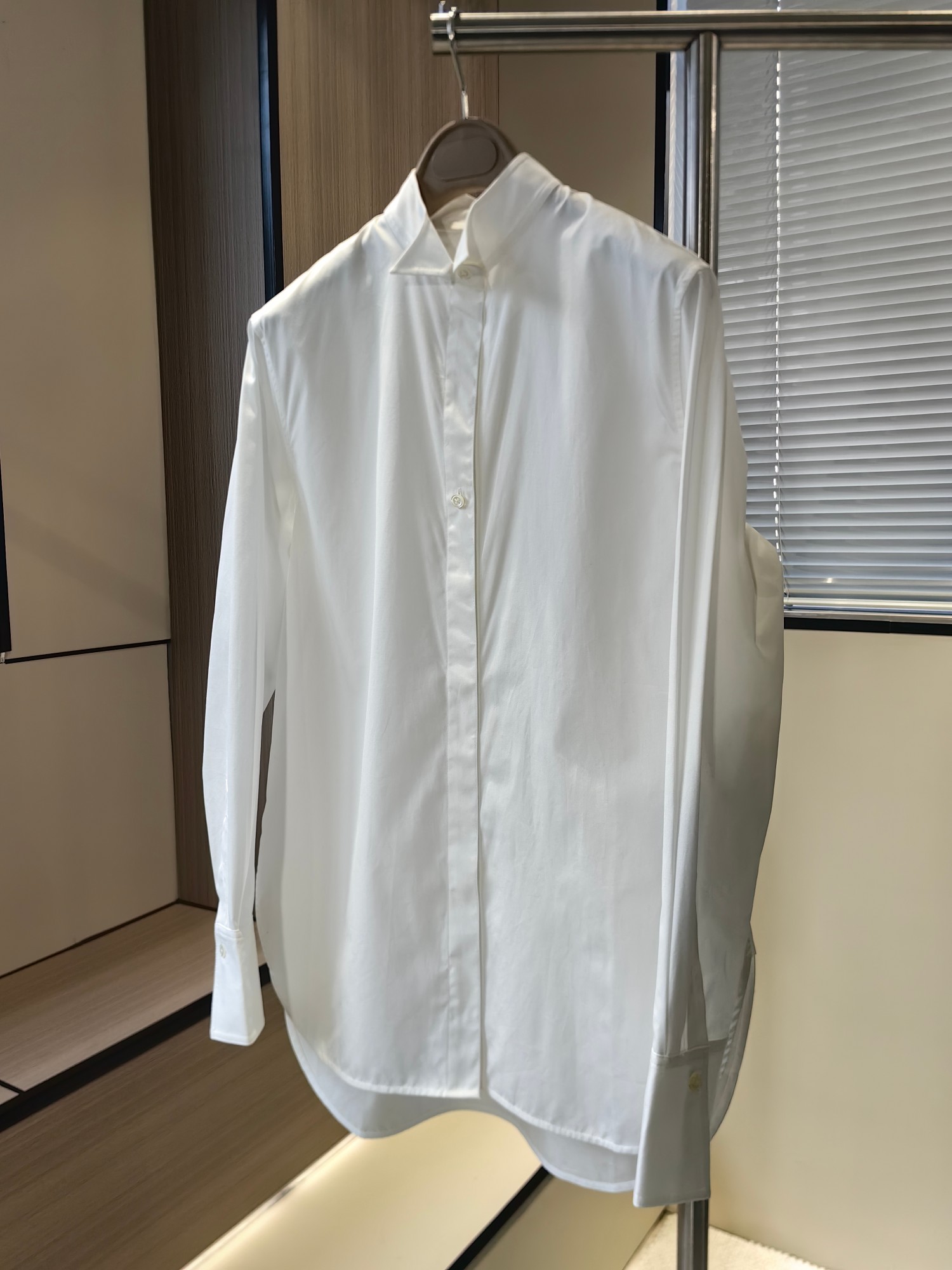 NO:328386,TOT unit single folded side stand-up collar white shirt, size s-m-l 25 new model in early spring!  A very special folded collar, the collar extends outward from two small triangles. It seems that there is only a little change in the collar, but it makes the style of the white shirt diversify. It can be commuting, casual, or fashionable and lazy., Shirts, alexander wang19860909TOT元单折边立领白衬衣 码数s-m-l 25早春新款！很特别的折边领,领口向外延伸出了两个小三角,看似只有领子的一点改变,却让白衬衫的风格变得多样化,可通勤可休闲,也可时髦慵懒,,,shirts,alexander wang,Women's clothing