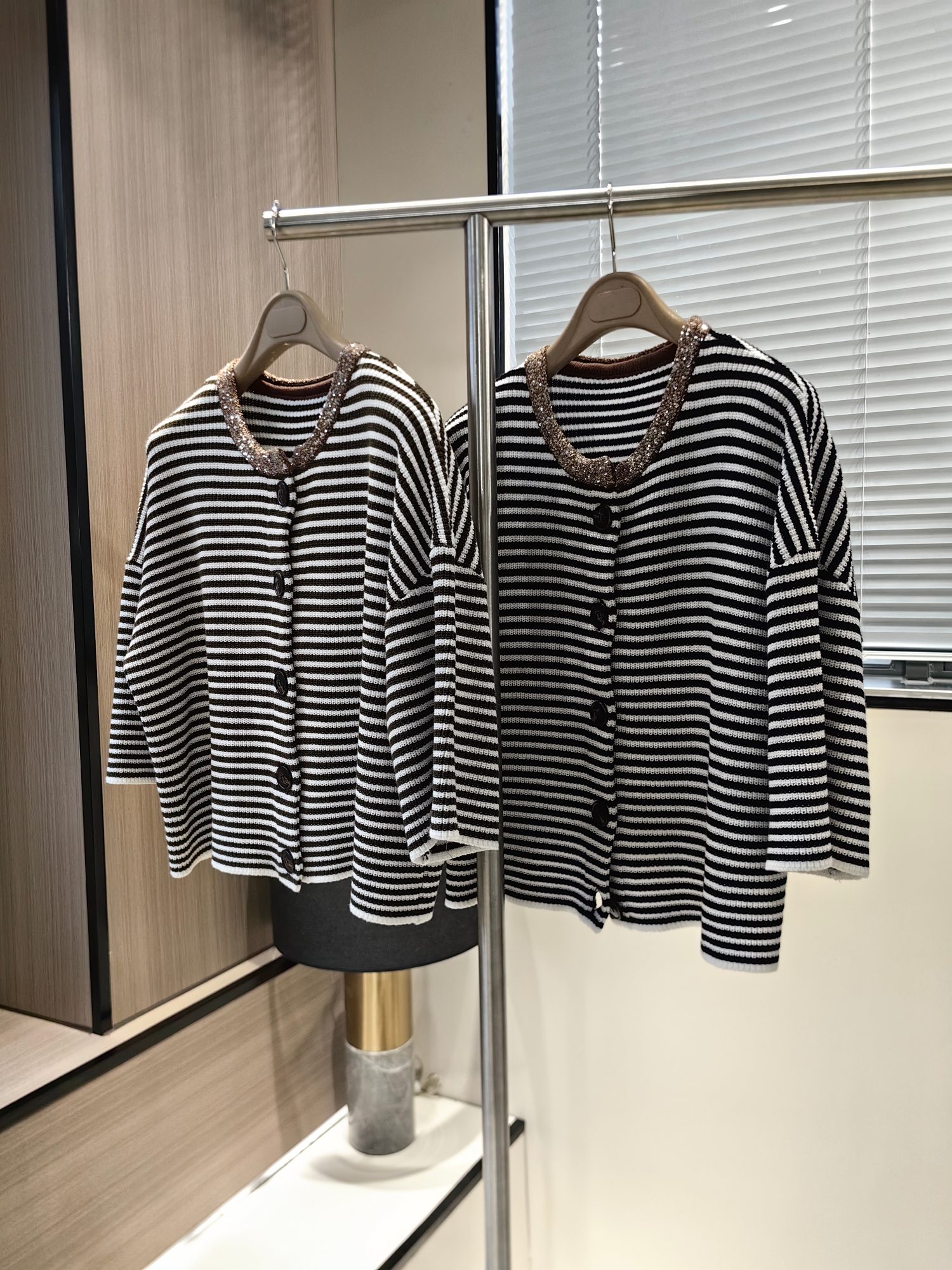 NO:331385,Number of codes s-m-l Color black and white. Coffee white. The dazzling beads shining beads are collar ring yarns mysterious and noble. Heavy industry is luxurious and extremely luxurious!  Crafts create a low-key and luxurious sense of high-end!  Loose style, lazy upper body, casual and elegant, classic, not picky, super slim, alexander wang19860909码数s-m-l 颜色黑白.咖白 璀璨珠片闪耀珠片领圈纱线神秘又高贵重工奢华绝绝子！ 工艺打造低调奢华的高级感！宽松版型慵懒上身显气质随性优雅还经典不挑人上身超显瘦哒,,alexander wang,Women's clothing