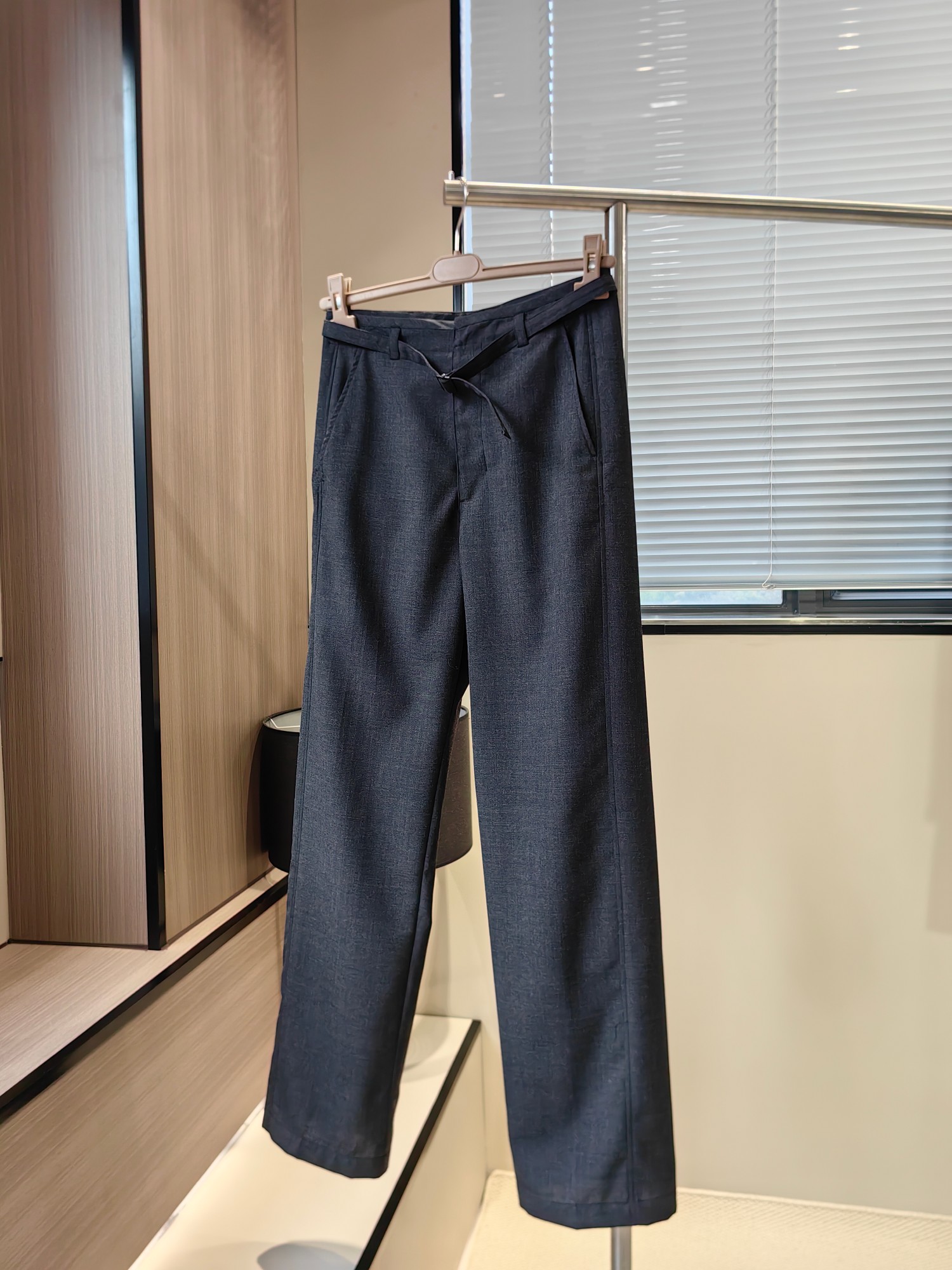 NO:452526,Size s-m-l finely tailed trousers Fabric and crafts This trousers may be made of 70% polyester 30% wool drooping fabric (pocket cloth cotton), alexander wang19860909码数s-m-l 精裁系带裤子 面料与工艺这款西裤可能采用70％聚酯纤维30％绵羊毛垂感面料（口袋布棉）,,alexander wang,Women's clothing