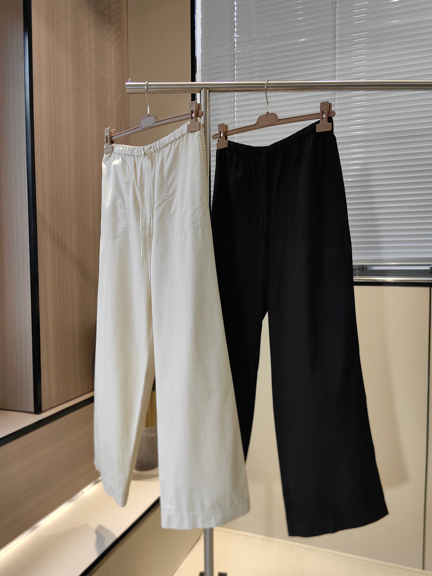 NO:417958,p code s-m-l color black. beige TOT new draped cotton drawstring trousers wide-leg pants. It has both the cool and breathable and bone-like feeling of thread, and the soft and smooth upper body is very stylish!! The elastic waist + drawstring design is relaxed and comfortable, comfortable and easy to wear, alexander wang19860909p 码数s-m-l 颜色黑色.米白 TOT新款垂坠感棉质抽绳长裤阔腿裤. 既有麻的凉爽透气和筋骨感,又有棉的柔软垂顺上身很有型!! 松紧腰+抽绳的设计,松弛自在,舒适好穿不勒肉,,alexander wang,Women's clothing
