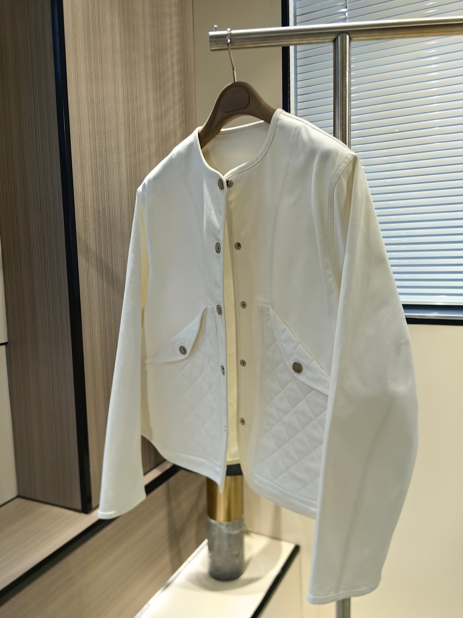 NO:332273,Digital S-M-L 25 major H spring and summer new product simple diamond cotton twill jacket - simple off-white fashionable high-woven oblique collar imported cotton, simple and unique silhouette. It is thin, comfortable and lightweight in summer - easy to hold and relax. Fabric 97 cotton 3 spandex quilted 40 imitation silk cotton, Jackets & coats, alexander wang19860909数码s-m-l 25大H春夏新品简约菱格棉质斜纹夹克 —简约米白色时尚高织斜领进口棉,廓形简约有个性 夏天穿上清薄舒适又轻巧 —轻松拿捏松弛感 面料97棉3氨纶 兜绗缝40仿丝棉,,jackets & coats,alexander wang,Women's clothing