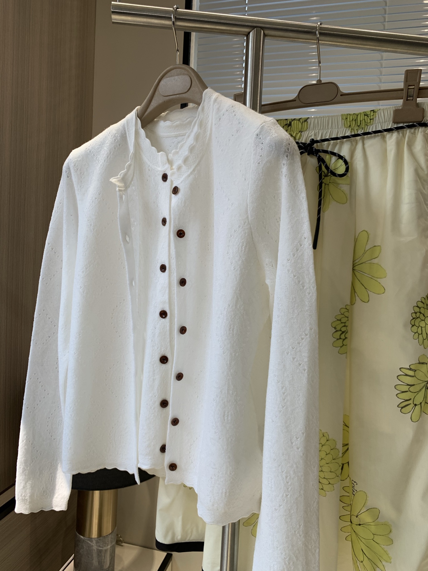 NO:328404,S-m-l A beautiful jacquard cardigan can look effortlessly. It is processed with special jacquard technology. The knitted fabric brings a drape and soft texture. While modifying the body shape, it ensures freedom and comfort. With it, every day is a delicate summer.19860909码数s-m-l 一件养颜的提花开衫能好看得毫不费力.经特殊提花工艺处理.针织面料带来垂坠感与柔软质感.在修饰身型的同时.保证体感自由舒适.有它.每一天都是精致的夏天,,alexander wang,Women's clothing