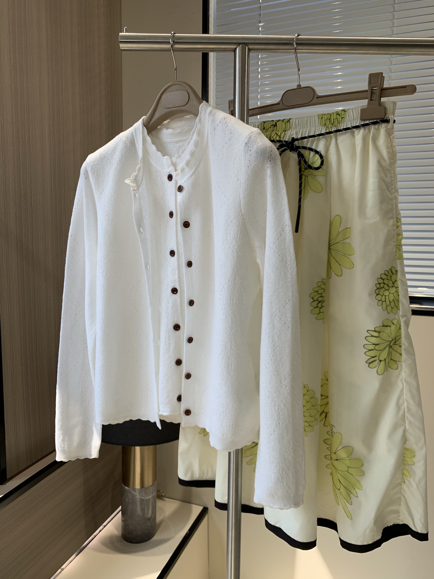 NO:328401,S-m-l Gentle and sweet Merino cardigan vest Soft, lazy and casual, soft and crisp and stylish, comfortable and cloudy in hand, a variety of knitted crochet hollow needles require high craftsmanship for seam plates and sizes, alexander wang19860909码数s-m-l 温柔甜美的美丽诺开衫马甲 软乎乎的 慵懒随性 手感柔软且挺括有型 握在手里如云朵般的舒适体验感 多种编织钩花镂空针法对缝盘和大小烫的工艺要求高,,alexander wang,Women's clothing