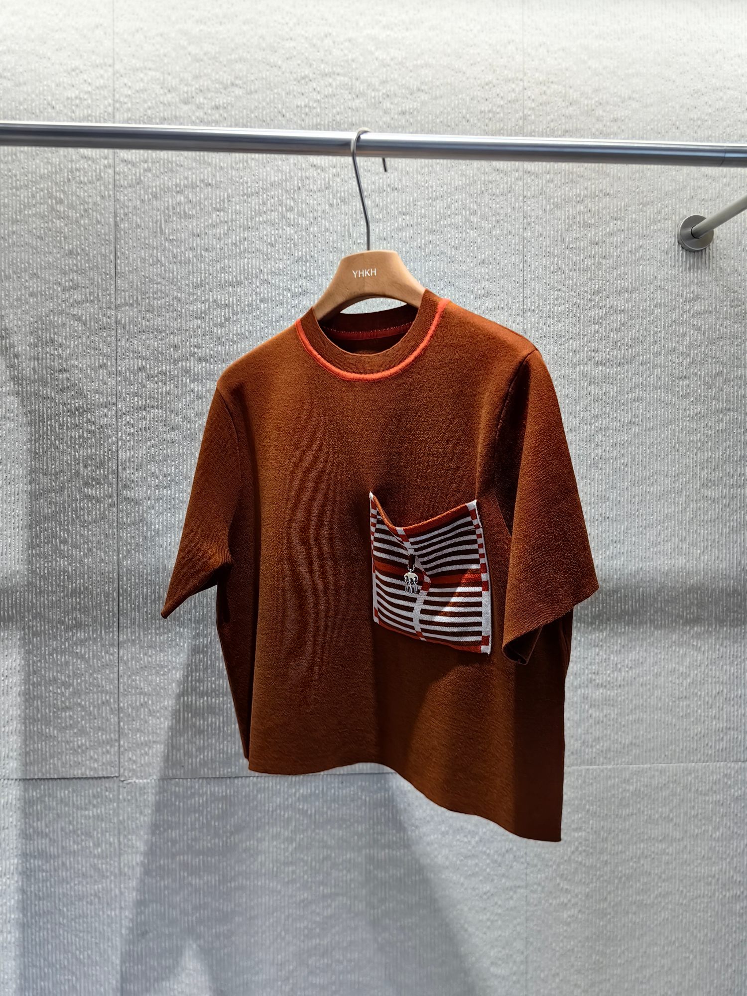 大H针织短袖
码数：s-m-l
颜色.白色.陶土红
撞色条纹＋金属挂件
25春夏新款针织短袖真的太戳我了