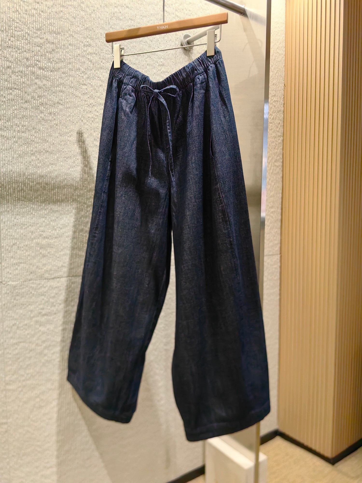 NO:331393,The new model of S-m-l 25Sss casual barrel drawstring jeans, which are made of high-quality high-density cotton fabric and casual barrel drawstring waist jeans. The loose feeling of the lower body makes people feel extremely comfortable!  , jeans,alexander wang19860909码数s-m-l 25Sss新款 休闲桶型抽绳牛仔裤 采用优质高密棉质面料、休闲版型桶形抽绳腰边牛仔裤 下半身的宽松感让人感觉无比舒服！,,jeans,alexander wang,Women's clothing