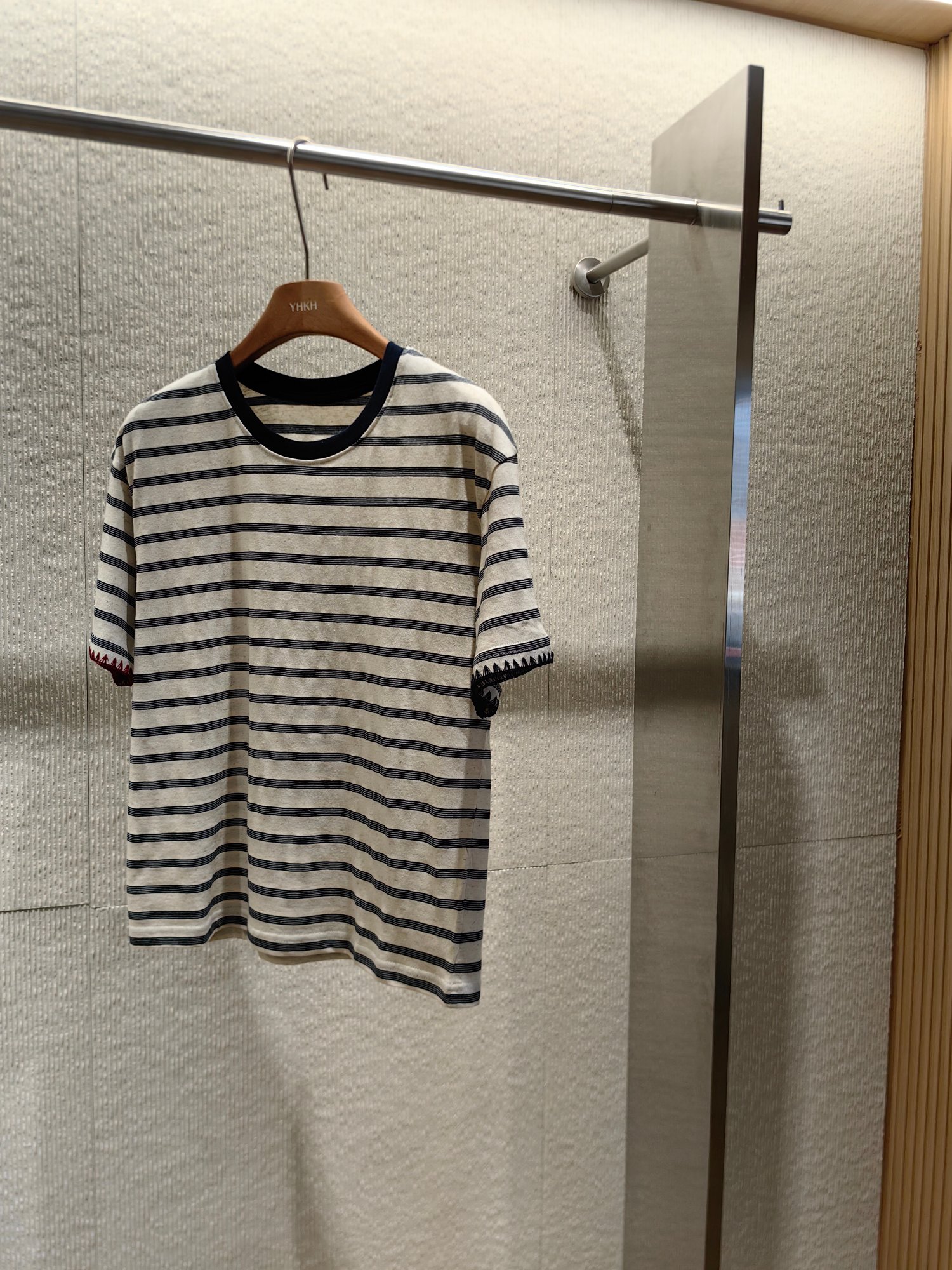 NO:331395,The number of code s-m-l-xl The navy blue   the stripes of the original color are combined to form this color. They look very comfortable. They are the type that can be taken out at any time in the wardrobe and can go out with one set. They are not picky about age, skin color, and matching. They are a must-have for daily and versatile, alexander wang19860909码数s-m-l-xl 藏蓝色＋本色的条纹,组合在一起形成了这个颜色,看着特别舒服,是衣柜里随时拿出来,往身上一套就能出门的类型,不挑年龄不挑肤色还不挑剔搭配,属于日常又百搭的必入款,,,alexander wang,Women's clothing