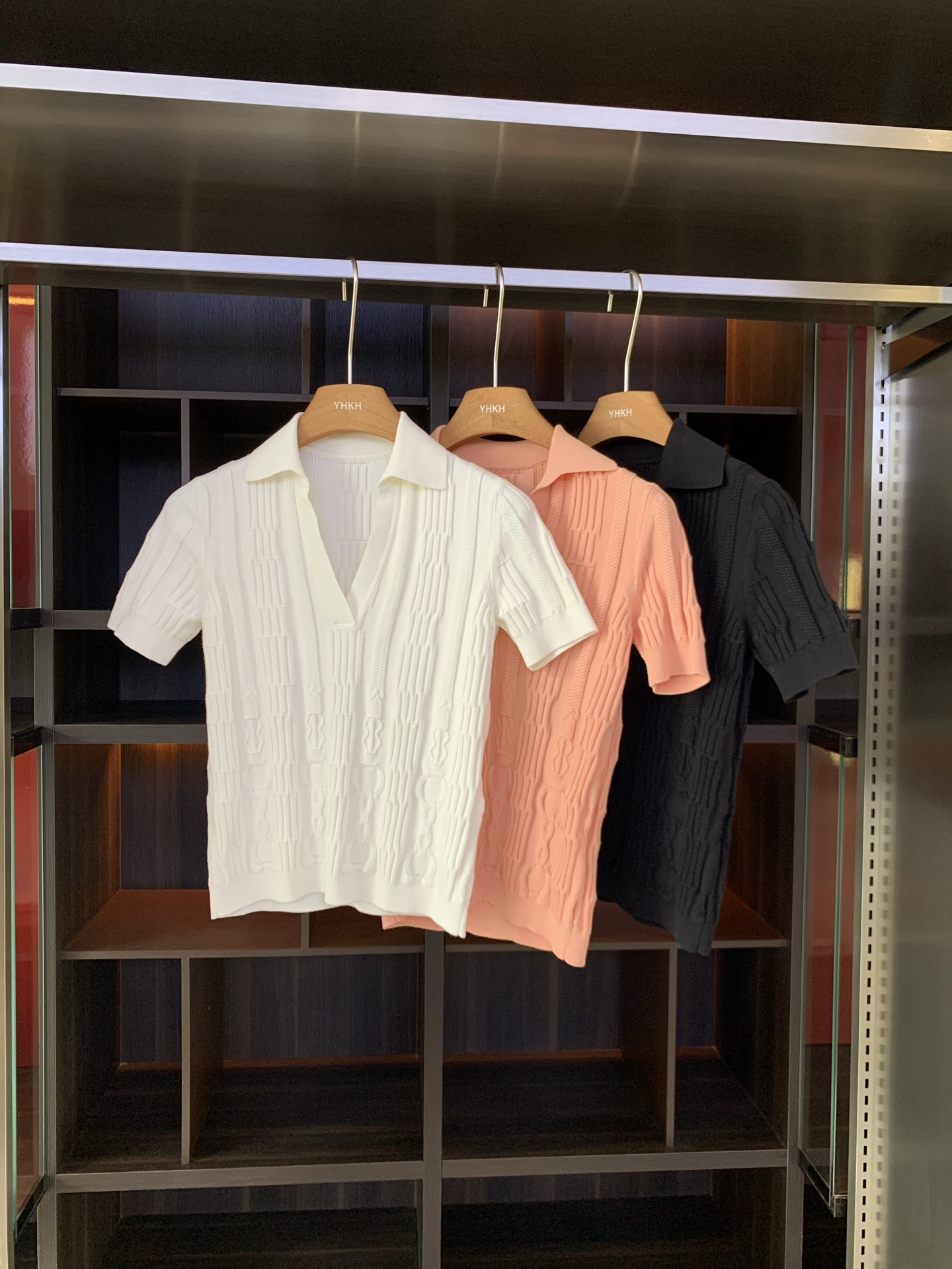 NO:331988,S-m-l Color white, black, apricot pink Short-sleeved shirt questioned by rich women!  Wear a big press H to show a sense of quietness and luxury. I bought the short-sleeved pullover from Ai Ma’s family~ Simple yet exquisite, full of high-end feeling. The upper body is full of paper and the feeling of déjà vu. Quickly!  !, hermes, T-shirt,alexander wang19860909码数s-m-l 颜色白色.黑色.杏粉色 被富婆追问的短袖！ 大按H穿出静奢感 爱马家的短袖套头衫入手啦～ 简约又不失精致 高级感满满 上身一整个纸片人的既视感 速冲！!,,hermes,T-shirt,alexander wang,Women's clothing