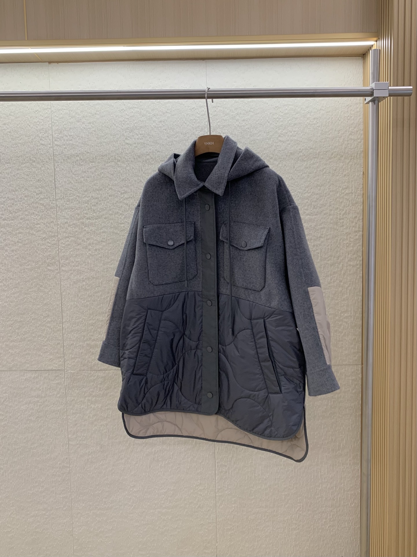 Manteau Mi-Long en Laine Mélangée avec Capuche Amovible et Design Asymétrique