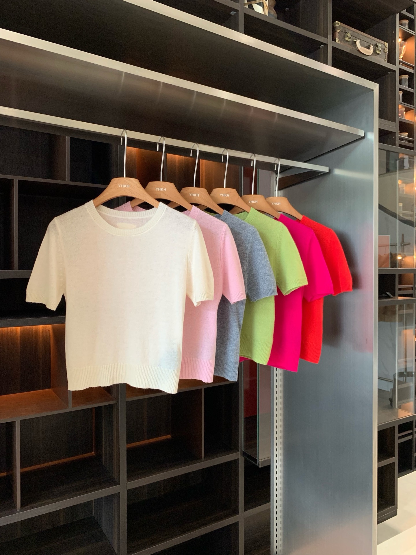 NO:458196,Academic cashmere sweater short sleeves, size s-m-l, color fruit green, Christmas red, ice powder, plum color, classic gray, coconut white, retro high saturation color matching!  The colors are super beautiful!  I got it soft and very easy to wear. Every color looks white and it doesn’t make a mistake at all. It’s good to wear and looks good. I have to stock up a few more pieces!  ,T-shirt,alexander wang19860909学院派羊绒针织衫短袖 码数s-m-l 颜色果绿.圣诞红.冰粉.梅子色.经典灰.椰子白 复古的高饱和度配色绝绝子！颜色都超美的！拿到手软乎乎的,非常的好穿,每个颜色都显白,一点都不踩雷,好穿颜值还高,这必须多囤几件！,,T-shirt,alexander wang,Women's clothing