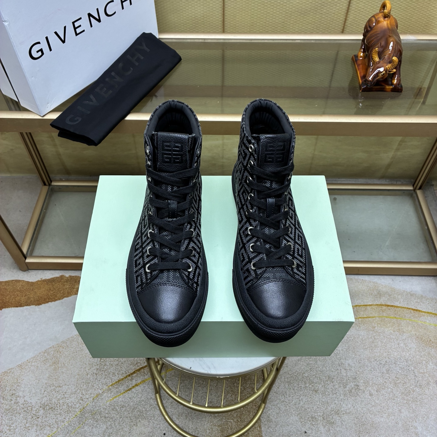 NO:588408,.2025 new model launched, Givenchy men's low-top jogging sneakers, lightweight soles, uppers made of high-quality calfskin!  The upper foot effect is handsome and stylish, increased by 4CM, enhancing the aura, graphic embroidery on the shoe body, black contrast shoelaces. Transparent yellow sole, decorated with black reinforcement, 4G LOGO and three-dimensional GIVENCHY logo. Size 38-44. (45.46 customized) Xiya,,givenchy,givenchy,sneakers,cowhide19860909.2025新款上市,纪梵希男士低帮慢跑运动鞋,轻型鞋底,鞋面高品质小牛皮制成！上脚效果帅气有型,增高4CM,提升气场,鞋身图形刺绣,黑色撞色鞋带.透明黄色鞋底,饰有黑色加固、4G LOGO标志和立体GIVENCHY标志.码数38-44.(45.46定做）西雅,,givenchy,givenchy,sneakers,cowhide,Men's shoes