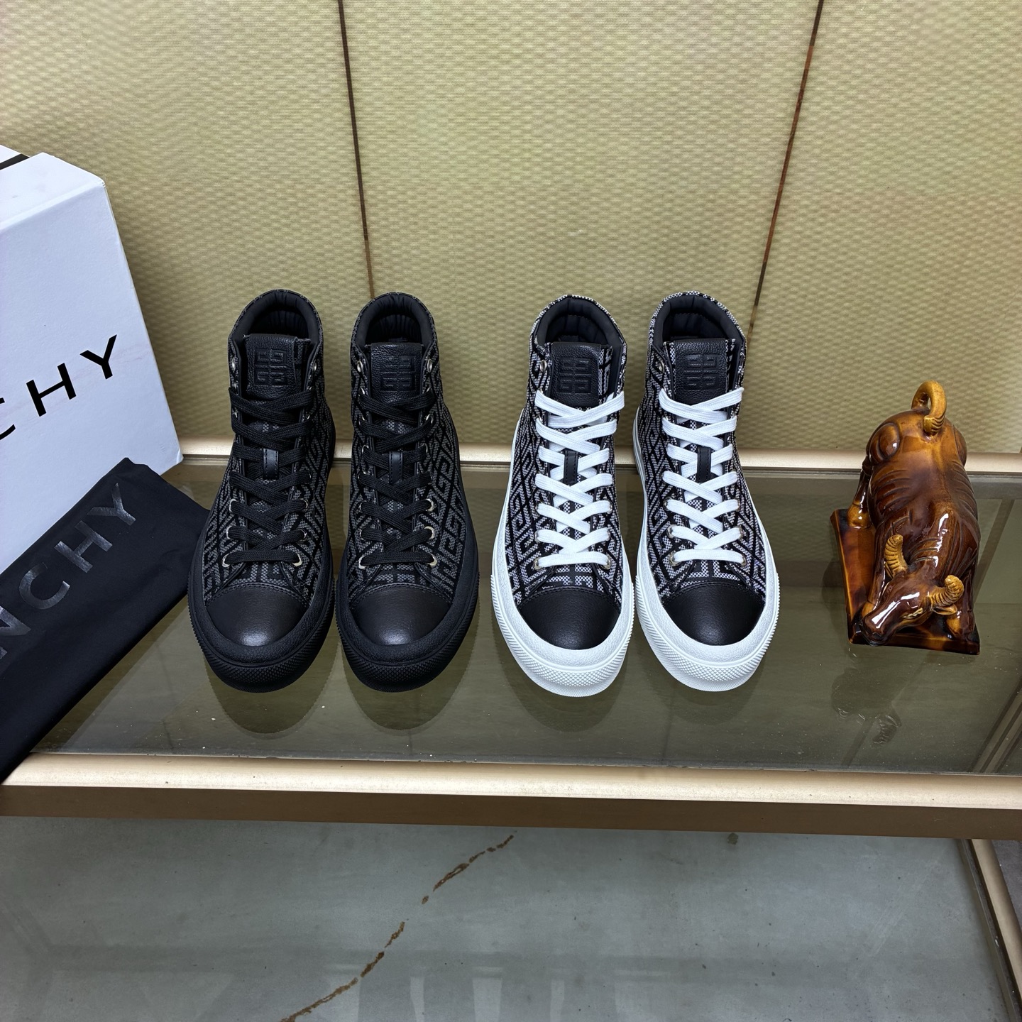 NO:588411,..2025 new model launched, Givenchy men's low-top jogging sneakers, lightweight soles, uppers made of high-quality calfskin!  The upper foot effect is handsome and stylish, increased by 4CM, enhancing the aura, graphic embroidery on the shoe body, black contrast shoelaces. Transparent yellow sole, decorated with black reinforcement, 4G LOGO and three-dimensional GIVENCHY logo. Size 38-44. (45.46 customized) Xiya,,givenchy,givenchy,sneakers,cowhide19860909..2025新款上市,纪梵希男士低帮慢跑运动鞋,轻型鞋底,鞋面高品质小牛皮制成！上脚效果帅气有型,增高4CM,提升气场,鞋身图形刺绣,黑色撞色鞋带.透明黄色鞋底,饰有黑色加固、4G LOGO标志和立体GIVENCHY标志.码数38-44.(45.46定做）西雅,,givenchy,givenchy,sneakers,cowhide,Men's shoes