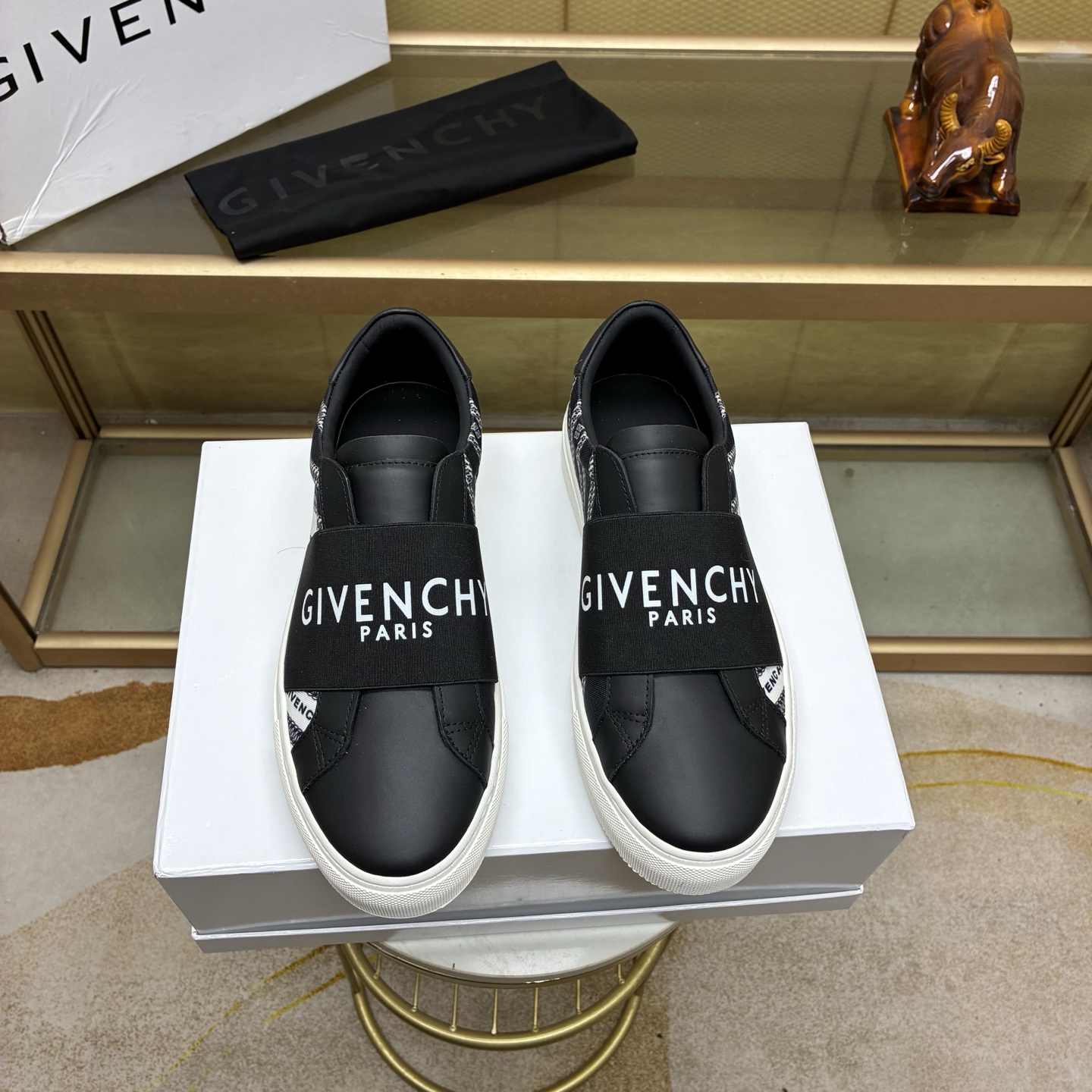 NO:588414,.2025 new model launched, Givenchy men's low-top jogging sneakers, lightweight soles, uppers made of high-quality calfskin!  The upper foot effect is handsome and stylish, increased by 4CM, enhancing the aura, graphic embroidery on the shoe body, black contrasting shoelaces. Transparent yellow sole, decorated with black reinforcement, 4G LOGO and three-dimensional GIVENCHY logo. Size 35–45. (46 customized) Xiya,,givenchy,givenchy,sneakers,cowhide19860909.2025新款上市,纪梵希男士低帮慢跑运动鞋,轻型鞋底,鞋面高品质小牛皮制成！上脚效果帅气有型,增高4CM,提升气场,鞋身图形刺绣,黑色撞色鞋带.透明黄色鞋底,饰有黑色加固、4G LOGO标志和立体GIVENCHY标志.码数35–45.(46定做）西雅,,givenchy,givenchy,sneakers,cowhide,Men's shoes