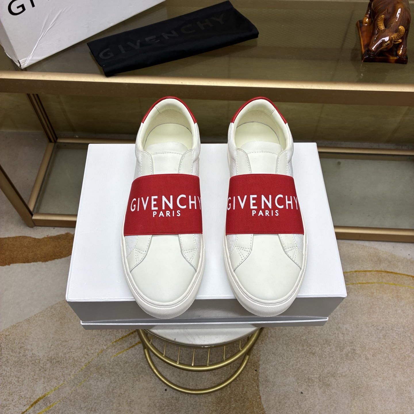 NO:588417,.2025 new model launched, Givenchy men's low-top jogging sneakers, lightweight soles, uppers made of high-quality calfskin!  The upper foot effect is handsome and stylish, increased by 4CM, enhancing the aura, graphic embroidery on the shoe body, black contrast shoelaces. Transparent yellow sole, decorated with black reinforcement, 4G LOGO and three-dimensional GIVENCHY logo. Size 38-44. (45.46 customized) Xiya,,givenchy,givenchy,sneakers,cowhide19860909.2025新款上市,纪梵希男士低帮慢跑运动鞋,轻型鞋底,鞋面高品质小牛皮制成！上脚效果帅气有型,增高4CM,提升气场,鞋身图形刺绣,黑色撞色鞋带.透明黄色鞋底,饰有黑色加固、4G LOGO标志和立体GIVENCHY标志.码数38-44.(45.46定做）西雅,,givenchy,givenchy,sneakers,cowhide,Men's shoes