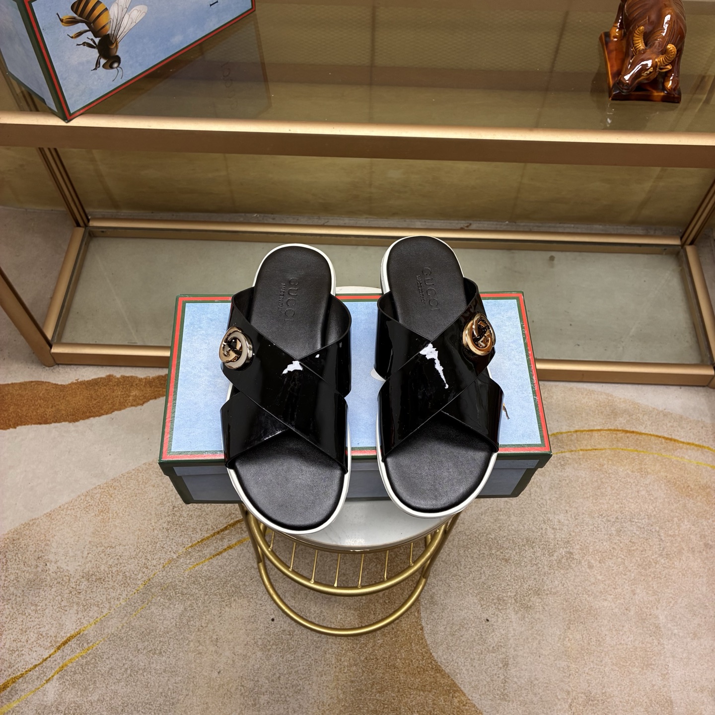 NO:782982,New model on the shelves. Gucci’s latest popular fashion slippers official website original 1:1 mold opening quality, fine workmanship and purely handmade, showing low-key luxury and high-end atmosphere, exquisite and delicate, calm and stable, comfortable to wear, versatile style, worth owning 38 to 45,, slippers19860909新款上架 .古奇最新爆款时尚拖鞋官网原版1:1开模原单品质,做工精细纯手工制作,彰显低调奢华高端大气,精巧细腻沉着稳重,穿着舒适,百搭款式,值得拥有38一45,,slippers,Men's shoes