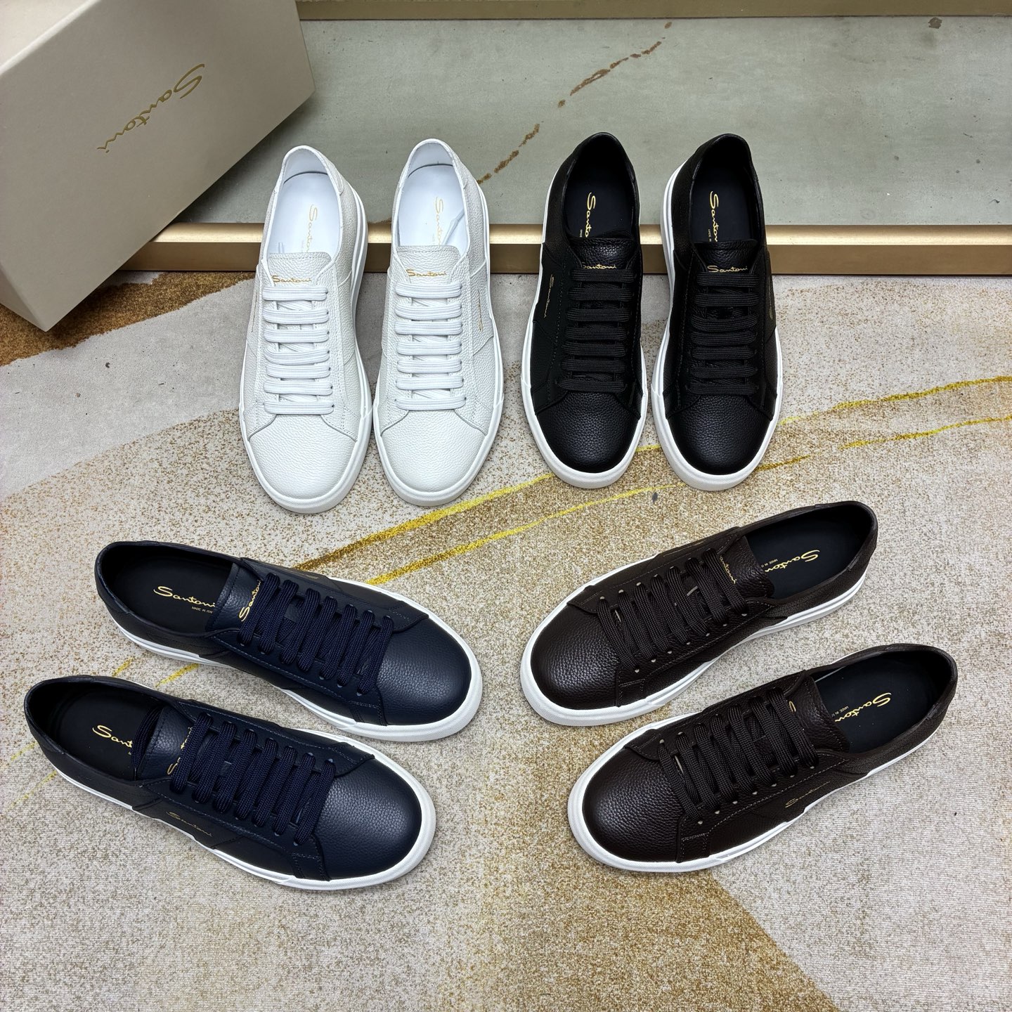 NO:886011,.Santoni (Santoni) Italian men's handmade calfskin sneakers are shipped!  Each pair of shoes from this Italian handmade shoe brand has a simple and classic design, which is very comfortable and versatile!  It is not accurate to describe the Italian shoe brand Santoni as 'nouveau riche'. Although it is very young, its appearance and temperament are quite sophisticated, and it can even be said that it is well versed in the ways of the world. Product details: calfskin, perforated details, logo printing on the side, tongue logo appliqué, brand contrast logo on the heel, front laces, and hollow rubber around the toe and outsole using real-line manufacturing methods, which is environmentally friendly and does not open the glue!  The upper material of this shoe is made of imported lapa calfskin. When you push it up from the back of the leather, you can see very clear pores!  The inside is made of calf and will not slip or fade!  The outsole is made of two-color TPU, the brand's special molded footbed, and there is a layer of high-elastic foam in the middle of the insole for easy footing. Exclusive private mold control, long-term stock!  Original box packaging, with shoe storage bag!  Code number 38-45. Don’t forget,,cowhide19860909.Santoni(圣东尼）意大利男士手工小牛皮板鞋出货！这个意大利纯手工鞋履品牌的每一双鞋设计简洁经典,上脚非常舒适百搭！ 用“新贵”来形容意大利鞋履品牌Santoni,并不准确,尽管它很年轻,但呈现出的相貌和气质却相当老练,甚至可以说深谙世故之道. 商品详情小牛皮、穿孔细节、侧面饰有logo印花、鞋舌logo贴花、鞋后跟饰有品牌对比标志、正面系带、鞋头部大底周圈空胶车真线做法,即环保又不开胶！ 此款鞋面面料采用进囗拉帕小牛皮,从皮料反面顶起来会看到很清晰的毛孔！内里进囗小牛里,不打滑,不掉色！大底采用双色tpu、品牌专用开模脚床,鞋垫中间有一层高弹泡棉上脚轻快.独家私模可控,长期有货！原盒包装,配鞋履收纳袋！码数38 －45.勿忘,,cowhide,Men's shoes