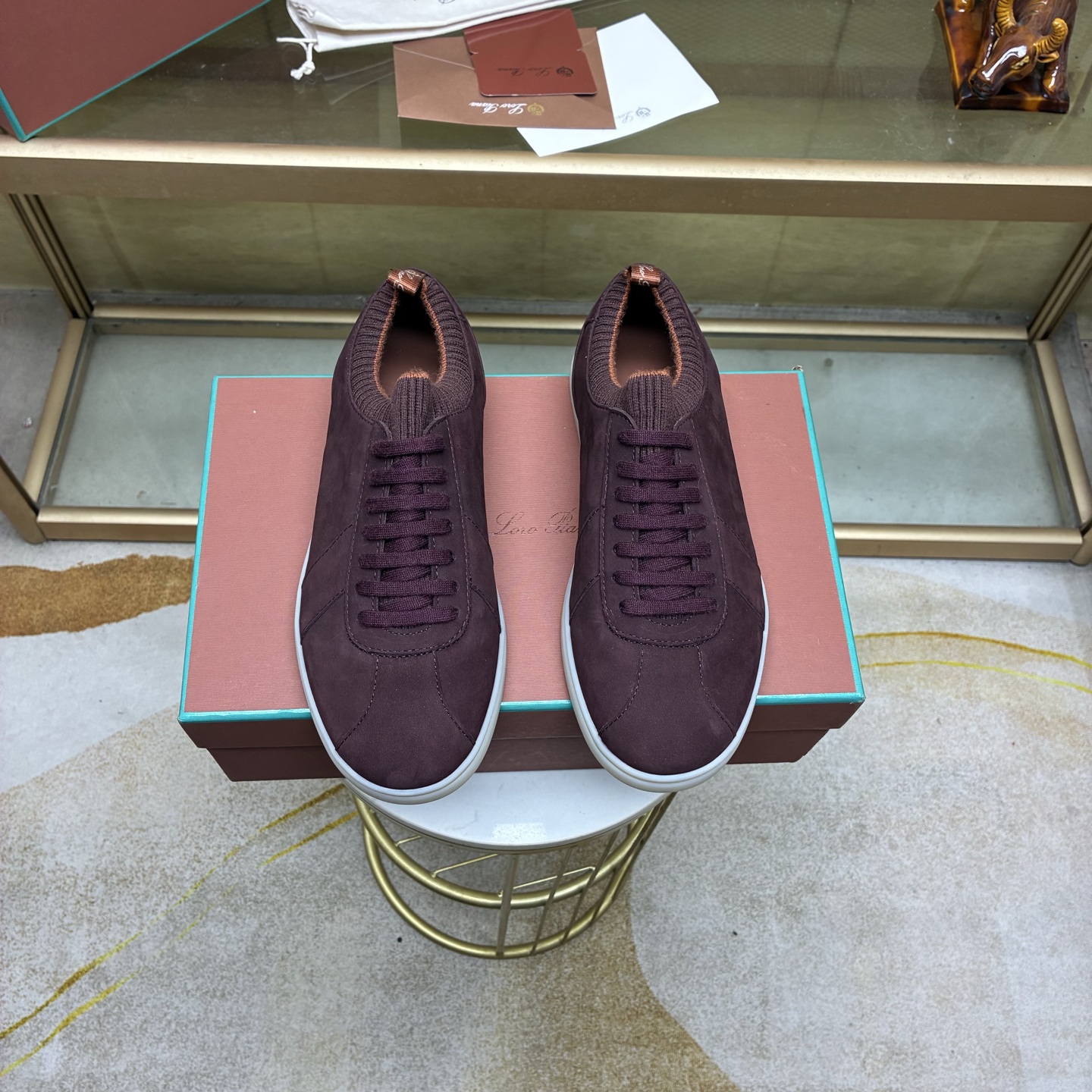 NO:931143,.Loro Piana Autumn Walking Sports Men's Shoes LP Jogging Shoes (Original Soles Made in Dongguan) Come and Go at the Counter Comparison This casual shoe is made of Wind fiber knitted and handmade, showing a unique three-dimensional effect. The unique version narrows slightly in the middle and is embellished with nappa leather details. The lightweight TPU sole and edge studs enhance grip and stability, and the functional details design full of modern beauty add a sporty style to the shoes.  The upper uses hot-melt edge-sealing technology. The lightweight technical material of the Kummel-colored rubber outsole is inlaid with cushioning pads on the inside of the sole to distribute the weight more evenly and reduce the load during walking. The leather eyelets are directly set on the upper fixed to the sole to ensure stability. The rear is equipped with cushioning pads to improve wearing comfort. Fabric: Nylon Decoration: Cow leather Accessories: Polyurethane Full package at the counter With insoles and shoelaces Same as at the counter  Size 39-40-41-42-43 -44-45 (38.46.47, customized),,loro piana,loro piana,cowhide19860909.Loro Piana 秋季散步 运动 男鞋 LP慢跑鞋（莞产代工厂原厂底）随意进出专柜对比 这款休闲鞋采用Wind纤维针织而成,纯手工打造 呈现出别致的立体效果.独特的版型在中段轻微变窄,并以纳巴革细节点缀.轻盈TPU鞋底和边缘的鞋钉增强抓地力和稳定性,充满现代美感的功能细节设计为鞋子平添了运动风格. 鞋面使用热熔封边工艺 Kummel 色橡胶外底的轻盈技术材料鞋底内侧镶嵌着缓冲垫,让重量分配更平均,减轻行进间的负荷 皮革鞋眼直接设于固定在鞋底的鞋面上,以确保稳定性 后部搭配缓冲垫,以提升穿着舒适感 面料 锦纶 装饰 牛皮革 辅料 聚氨酯 专柜全套包装 配鞋垫和鞋带 专柜一致 尺码39-40-41-42-43 -44-45（38.46.47、订做）,,loro piana,loro piana,cowhide,Men's shoes