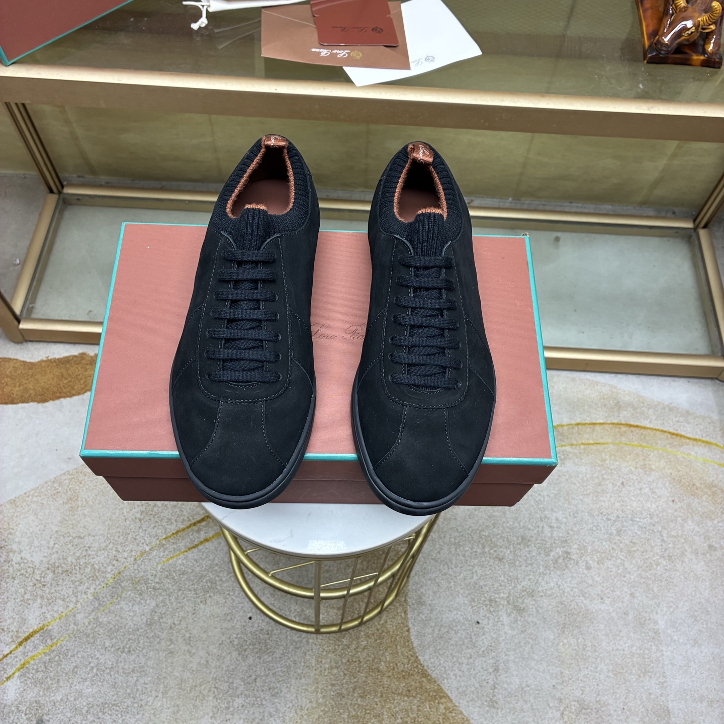 NO:931132,.Loro Piana Autumn Walking Sports Men's Shoes LP Jogging Shoes (Original Soles Made in Dongguan) Come and Go at the Counter Comparison This casual shoe is made of Wind fiber knitted and handmade, showing a unique three-dimensional effect. The unique version narrows slightly in the middle and is embellished with nappa leather details. The lightweight TPU sole and edge studs enhance grip and stability, and the functional details design full of modern beauty add a sporty style to the shoes.  The upper uses hot-melt edge-sealing technology. The lightweight technical material of the Kummel-colored rubber outsole is inlaid with cushioning pads on the inside of the sole to distribute the weight more evenly and reduce the load during walking. The leather eyelets are directly set on the upper fixed to the sole to ensure stability. The rear is equipped with cushioning pads to improve wearing comfort. Fabric: Nylon Decoration: Cow leather Accessories: Polyurethane Full package at the counter With insoles and shoelaces Same as at the counter  Size 39-40-41-42-43 -44-45 (38.46.47, customized) Zhiming,,loro piana,loro piana,cowhide19860909.Loro Piana 秋季散步 运动 男鞋 LP慢跑鞋（莞产代工厂原厂底）随意进出专柜对比 这款休闲鞋采用Wind纤维针织而成,纯手工打造 呈现出别致的立体效果.独特的版型在中段轻微变窄,并以纳巴革细节点缀.轻盈TPU鞋底和边缘的鞋钉增强抓地力和稳定性,充满现代美感的功能细节设计为鞋子平添了运动风格. 鞋面使用热熔封边工艺 Kummel 色橡胶外底的轻盈技术材料鞋底内侧镶嵌着缓冲垫,让重量分配更平均,减轻行进间的负荷 皮革鞋眼直接设于固定在鞋底的鞋面上,以确保稳定性 后部搭配缓冲垫,以提升穿着舒适感 面料 锦纶 装饰 牛皮革 辅料 聚氨酯 专柜全套包装 配鞋垫和鞋带 专柜一致 尺码39-40-41-42-43 -44-45（38.46.47、订做）志明,,loro piana,loro piana,cowhide,Men's shoes